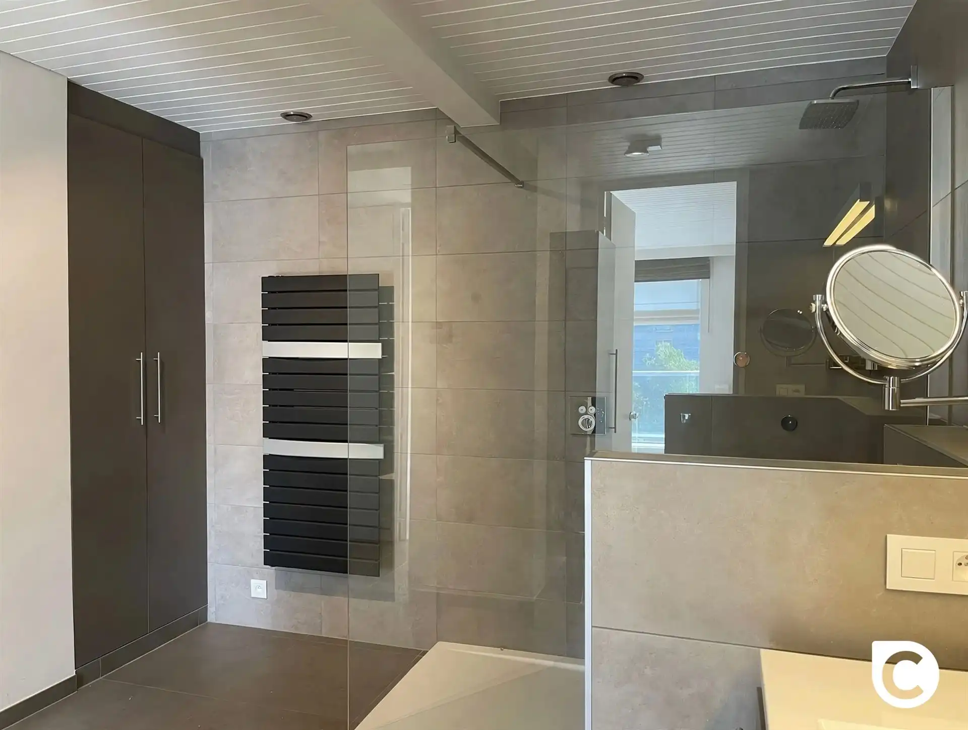 Ruim en licht verzorgd 2-slp appartement met terrassen foto 13