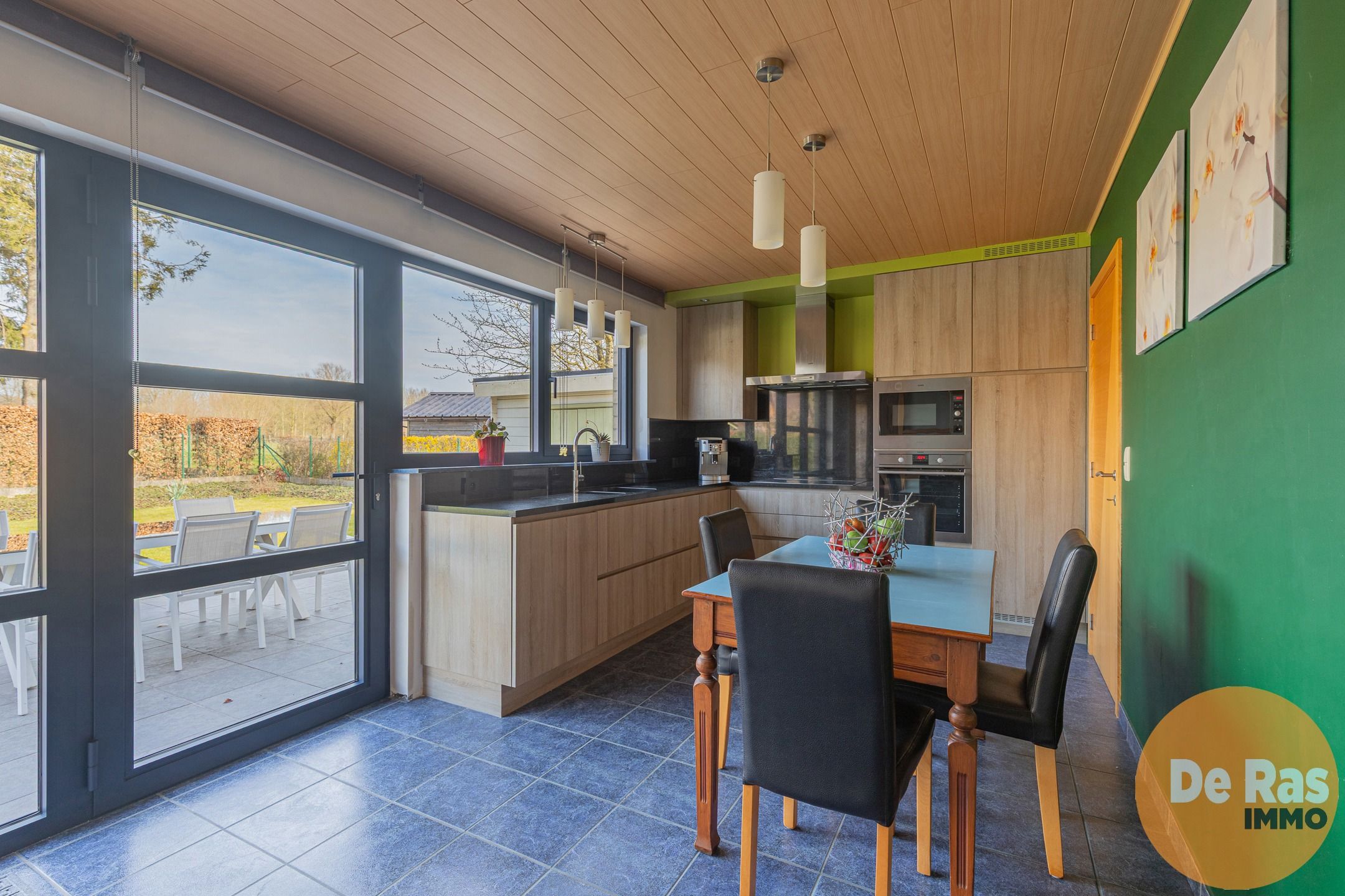 HILLEGEM - Villa in een rustige straat nabij invalswegen foto 10