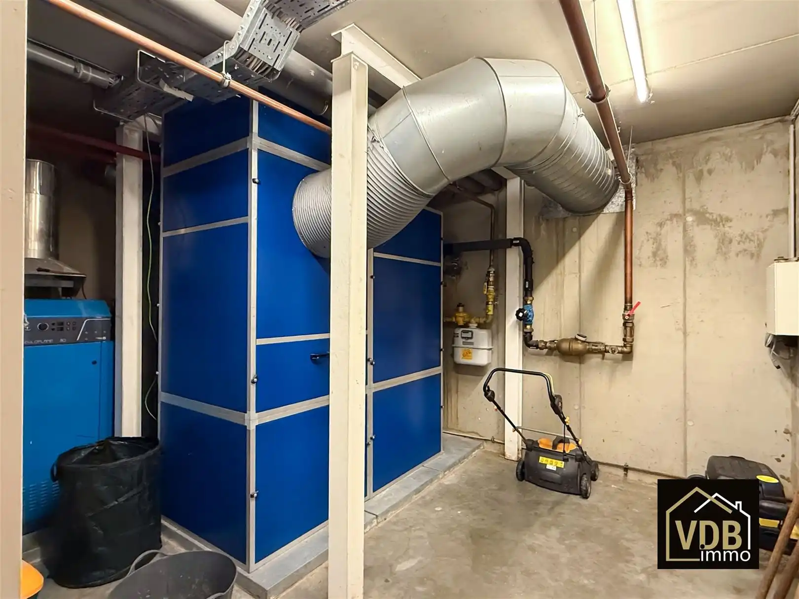 COMMERCIEEL PAND MET PENTHOUSE OP TOP LOCATIE foto 51