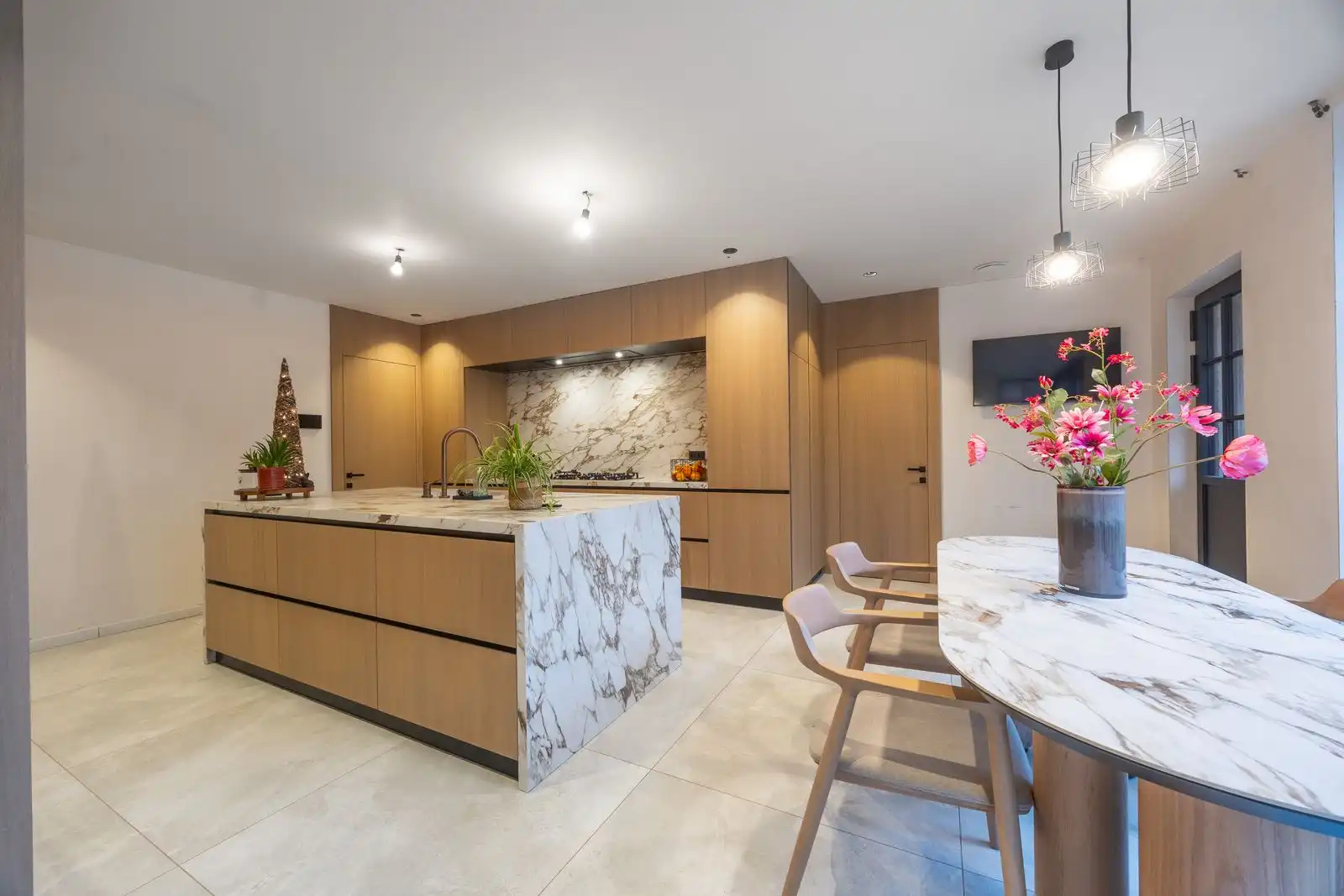 Exclusieve recente villa op uitzonderlijk ruim perceel in groene omgeving foto 4