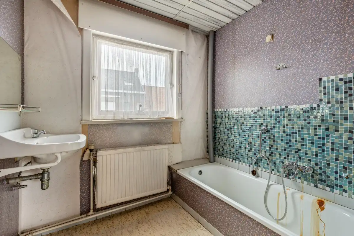 Te renoveren woning met 4 slaapkamers en garage! foto 9