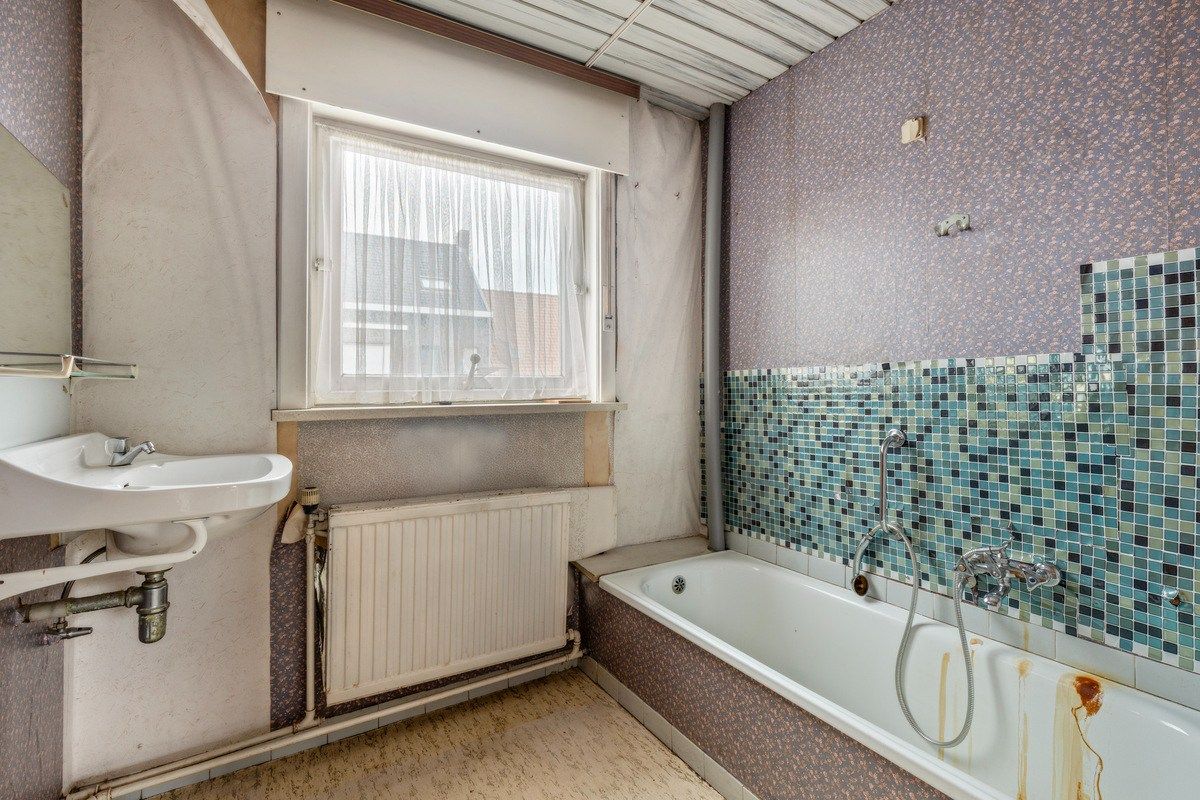 Te renoveren woning met 4 slaapkamers en garage! foto 9