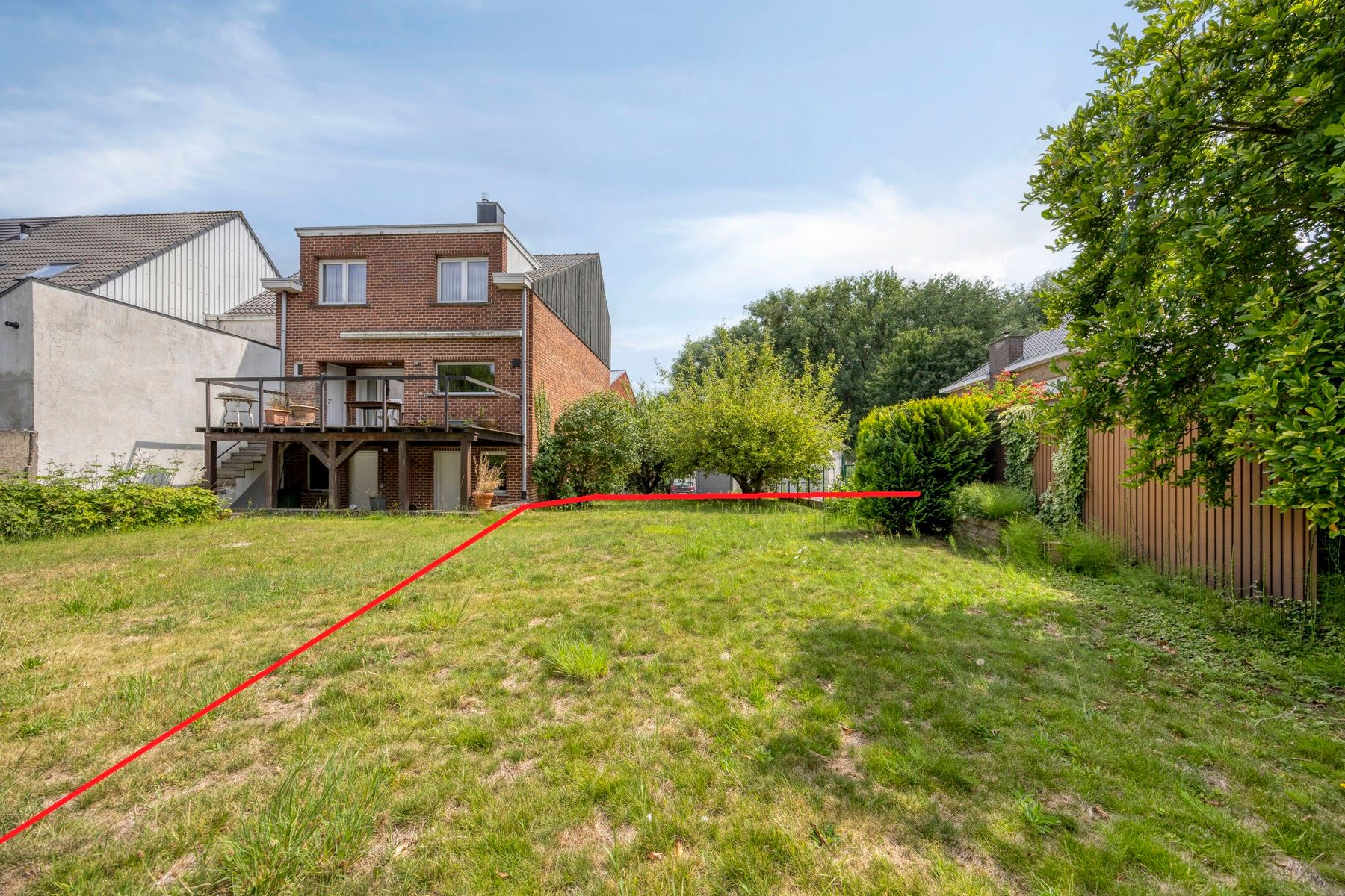 Goedgelegen bouwgrond voor driegevel woning foto 3