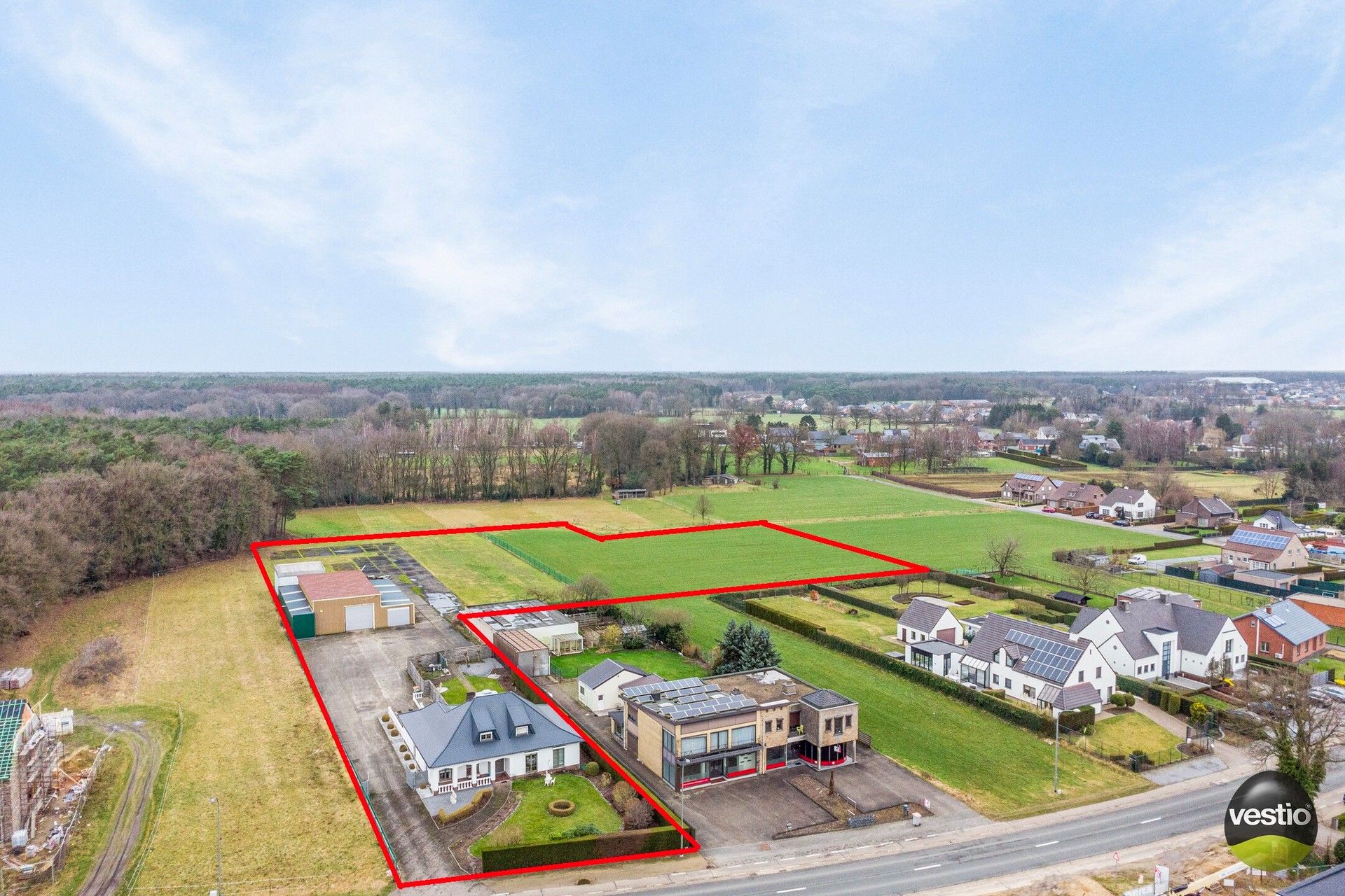 RUIME VILLA MET 430 M² WERKPLAATSEN OP 1,2 HECTARE foto {{pictureIndex}}