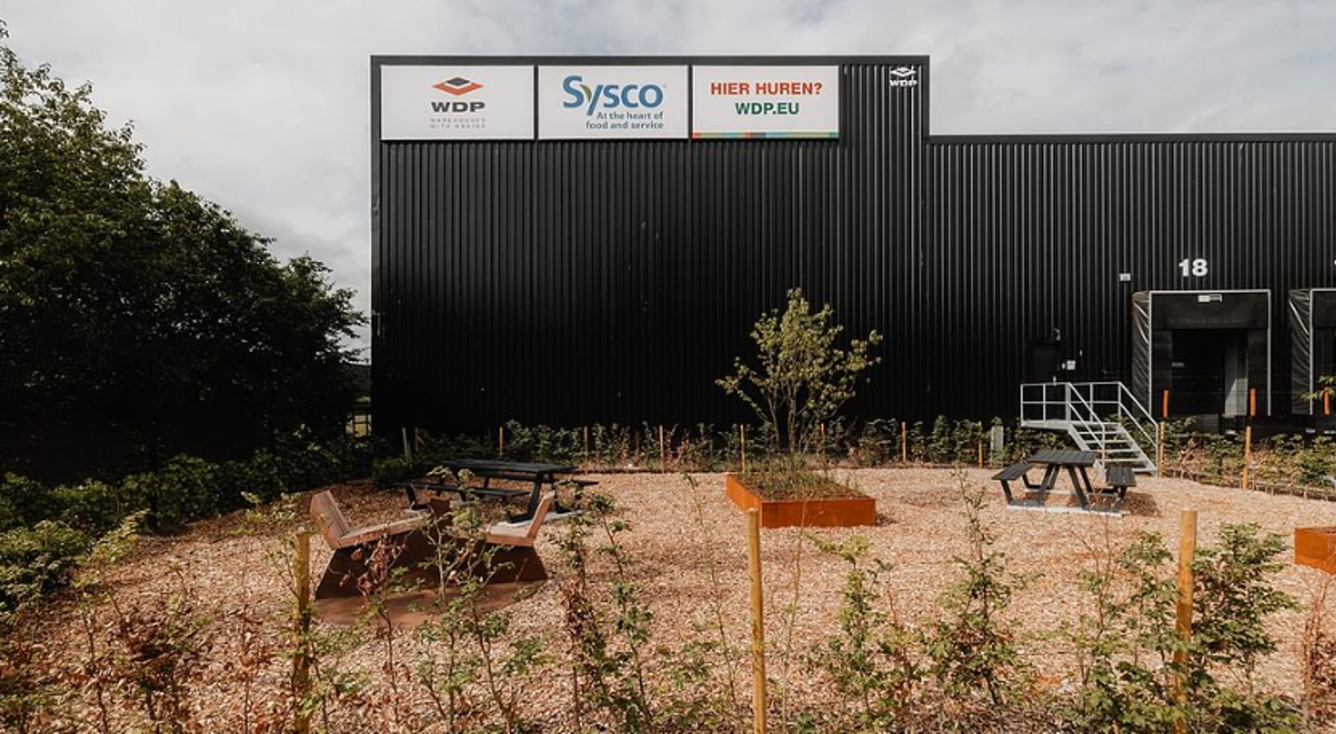 Magazijn met kantoren te huur  foto 3