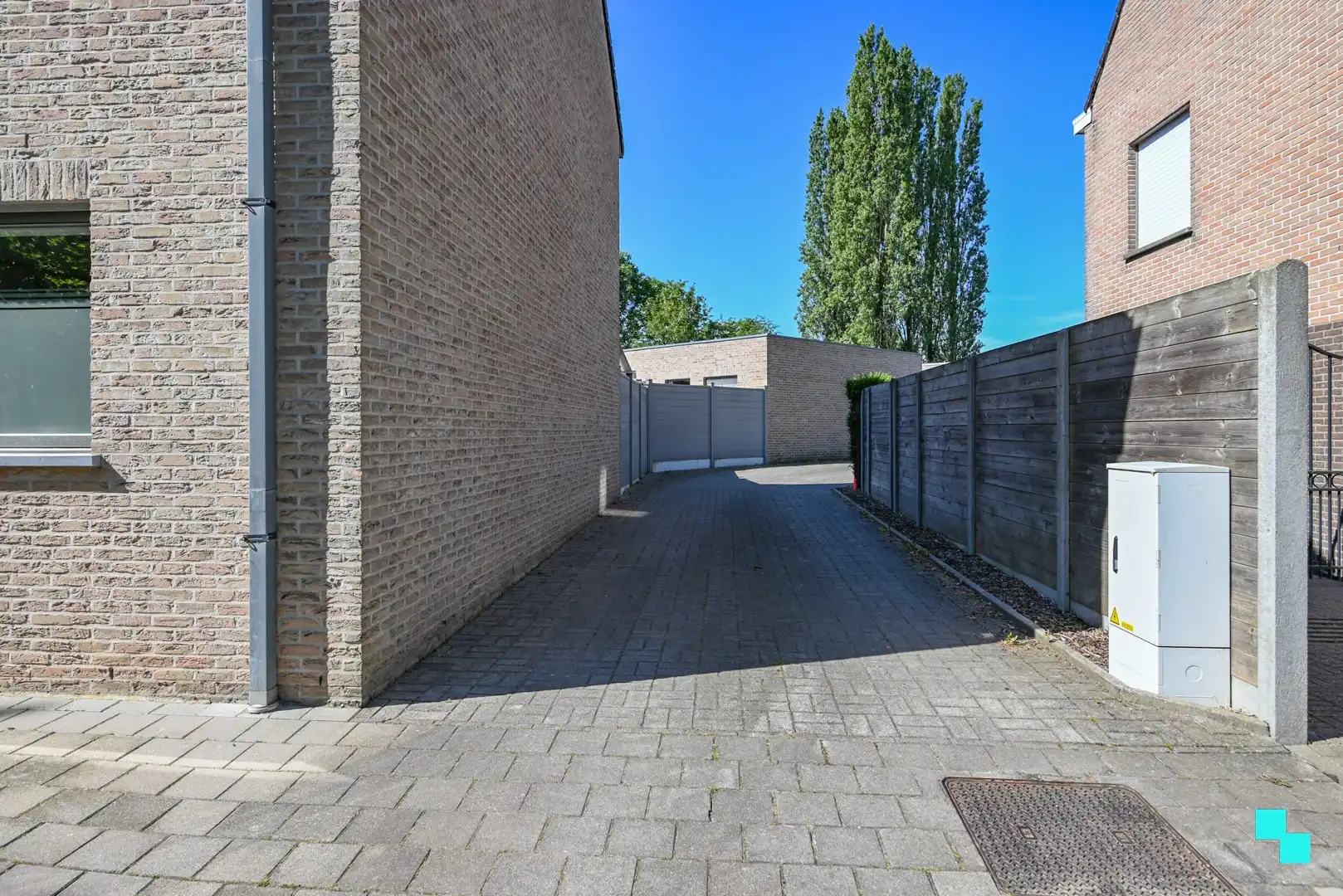 Garagebox van ca.25 m² met automatische poort te Izegem foto 8