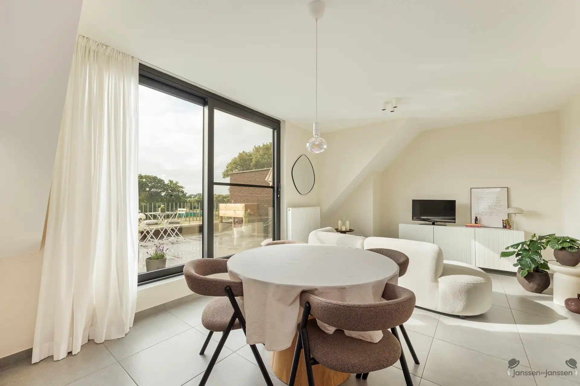 Mooi appartement met schitterend uitzicht en groot terras en parkeerplaats foto 3