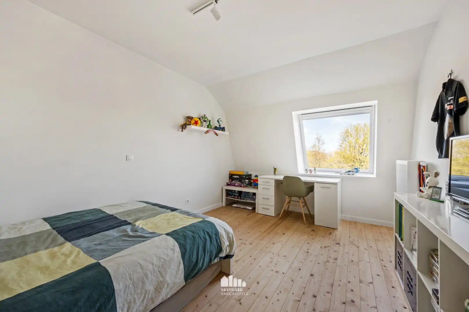 Volledig gerenoveerde woning met 5 slaapkamers, zonnige tuin en garage foto 28