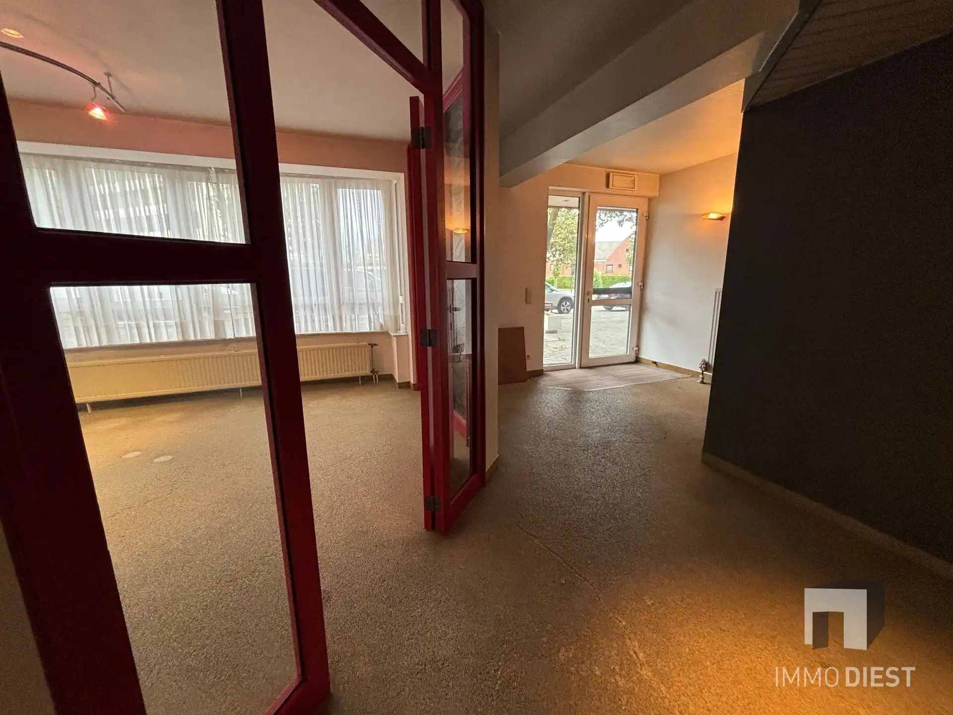 Kantoor met aparte studio, parking en 2 kelders foto 3