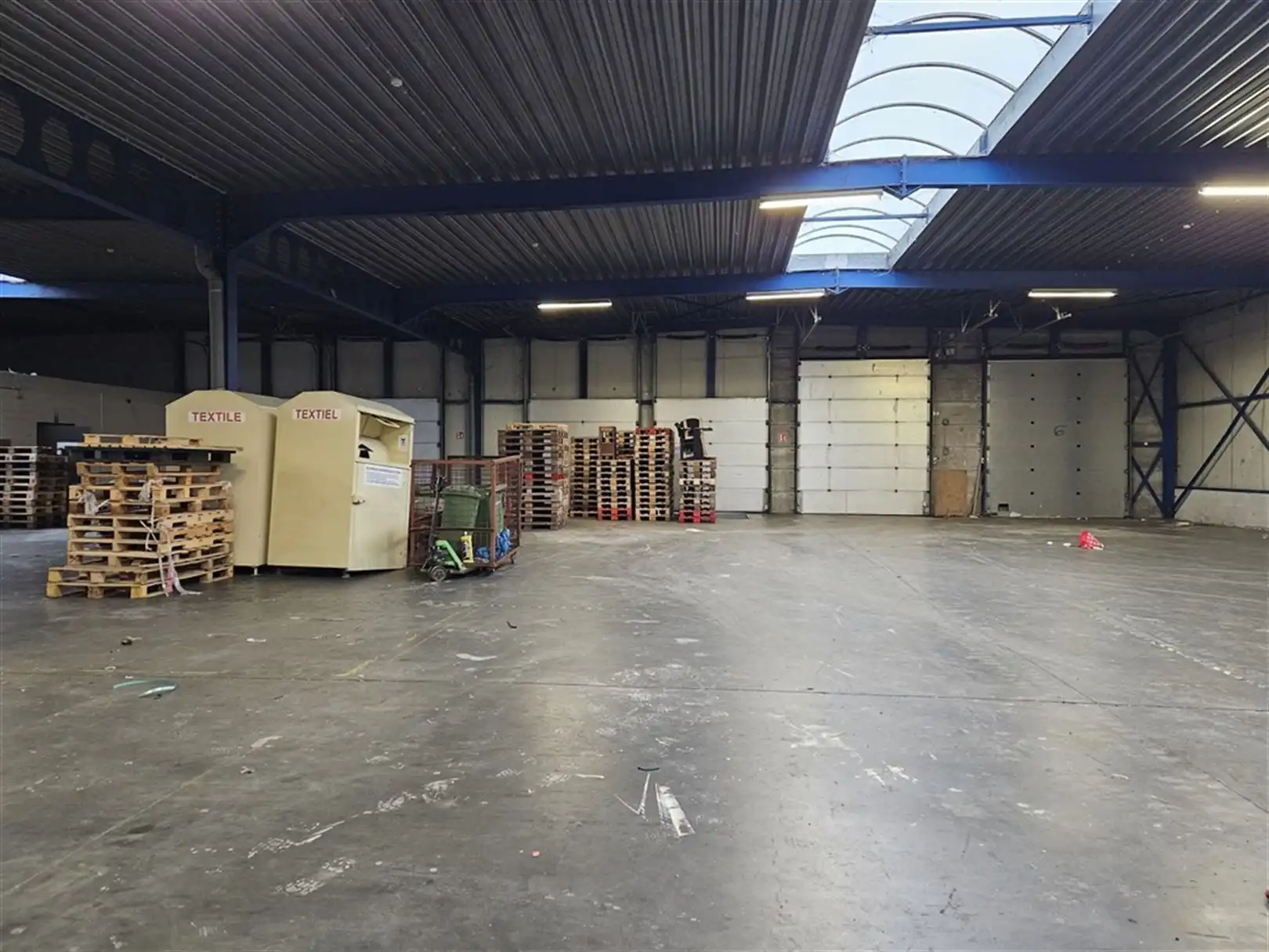 Magazijn met laad- en loskades en kantoren foto 5