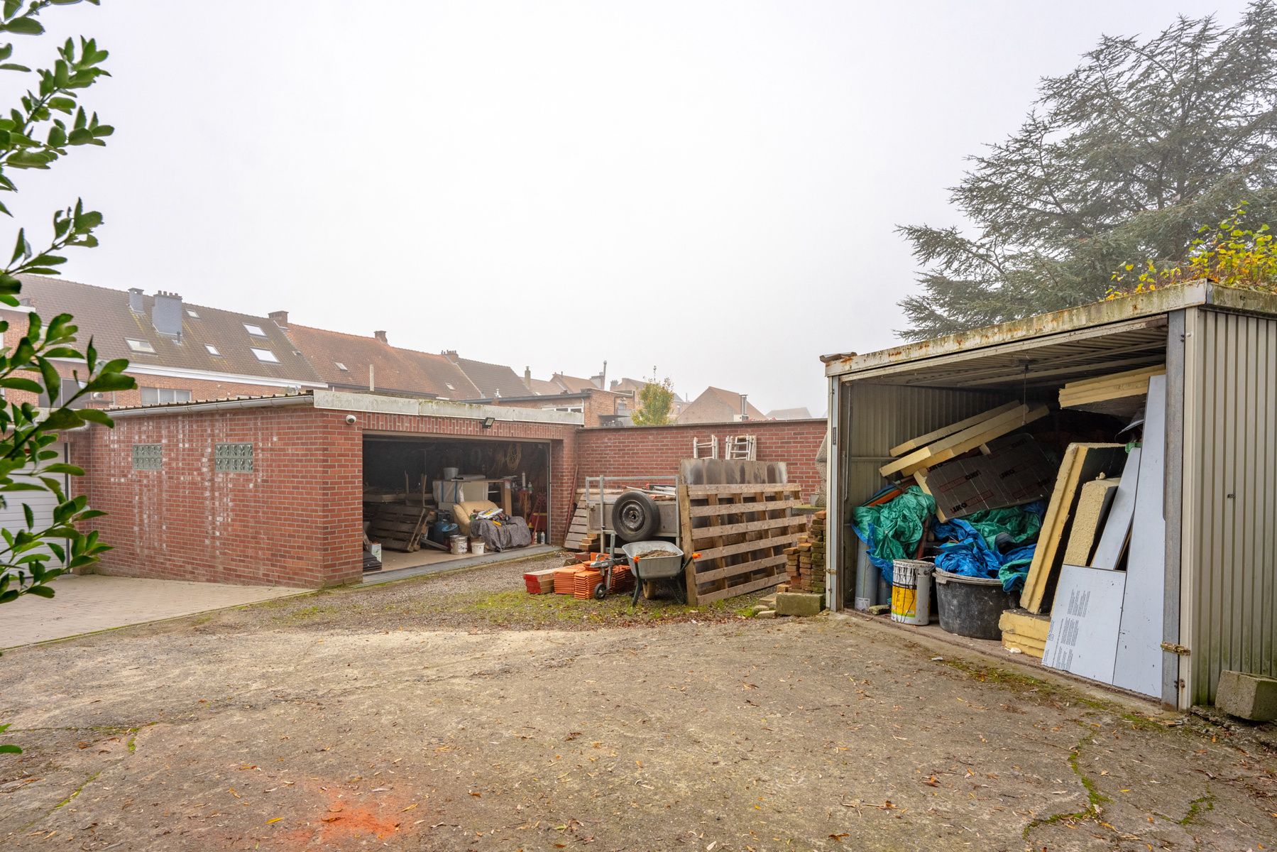 Lot van 1 magazijn, 3 garageboxen, 1 berging en 5 parkings foto 4