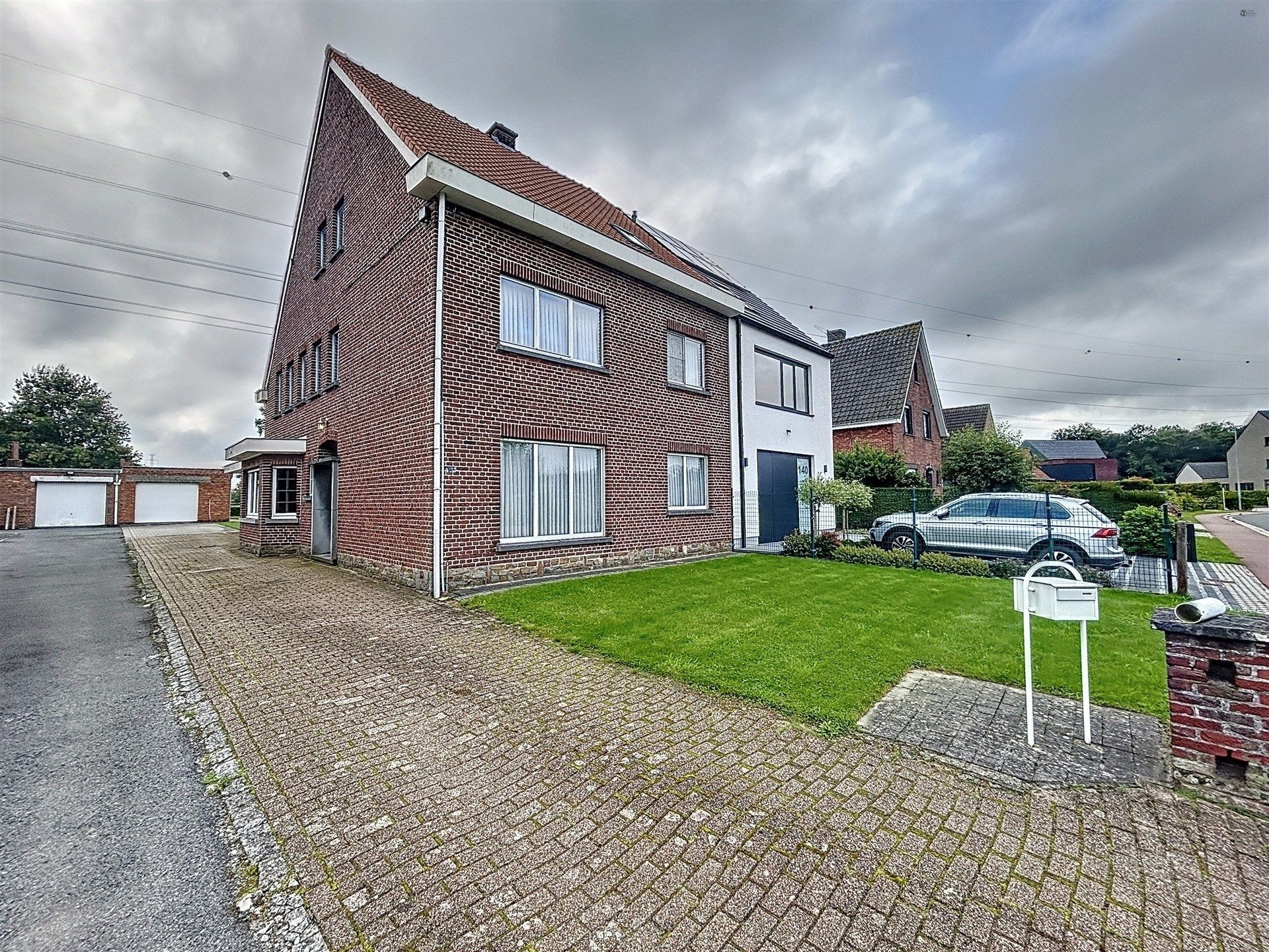 Ruime half open bebouwing met aparte garage op perceel van 800m² foto 1