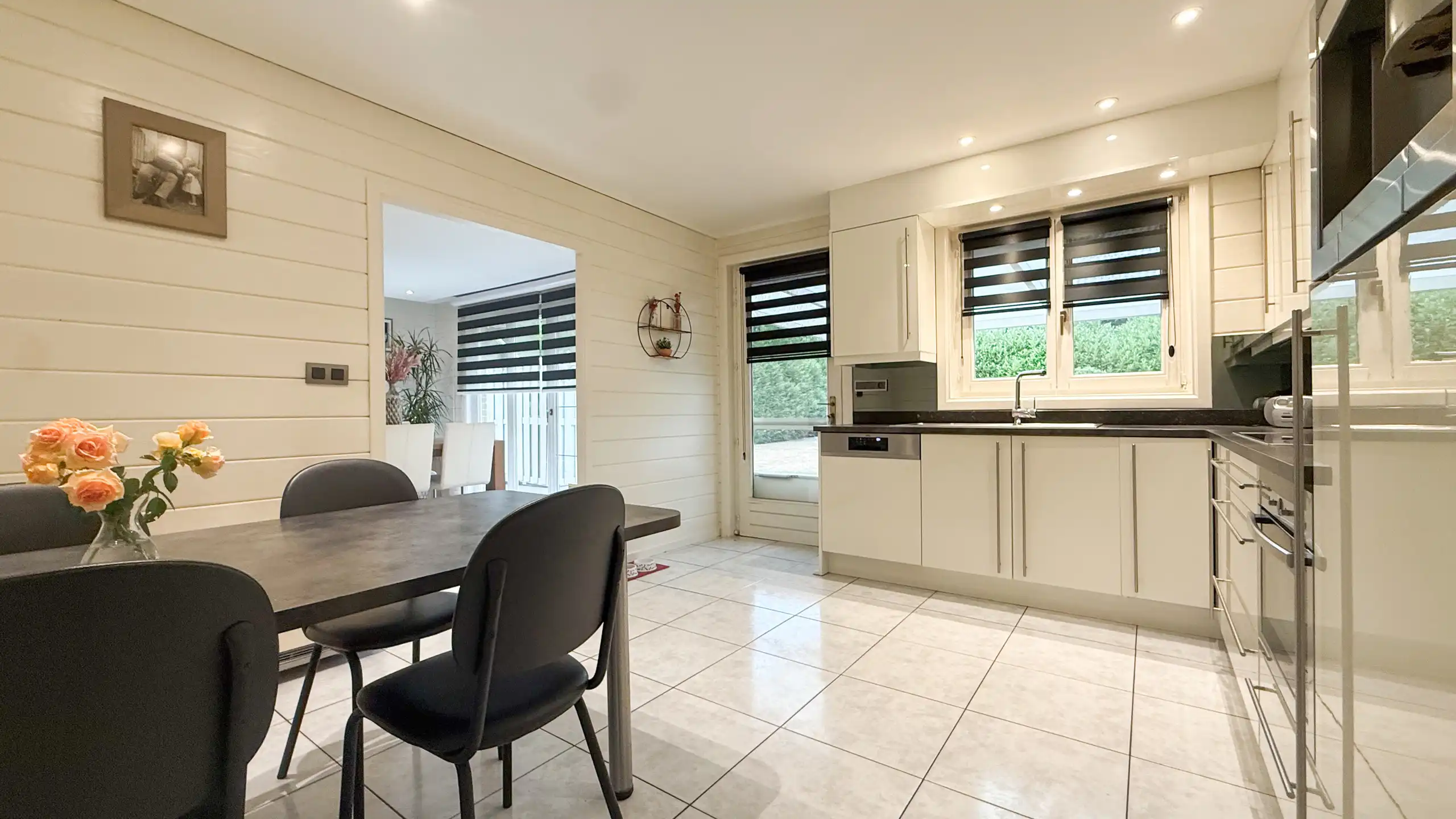 Gelijkvloerse woning met ruim magazijn en zwembad! foto 13