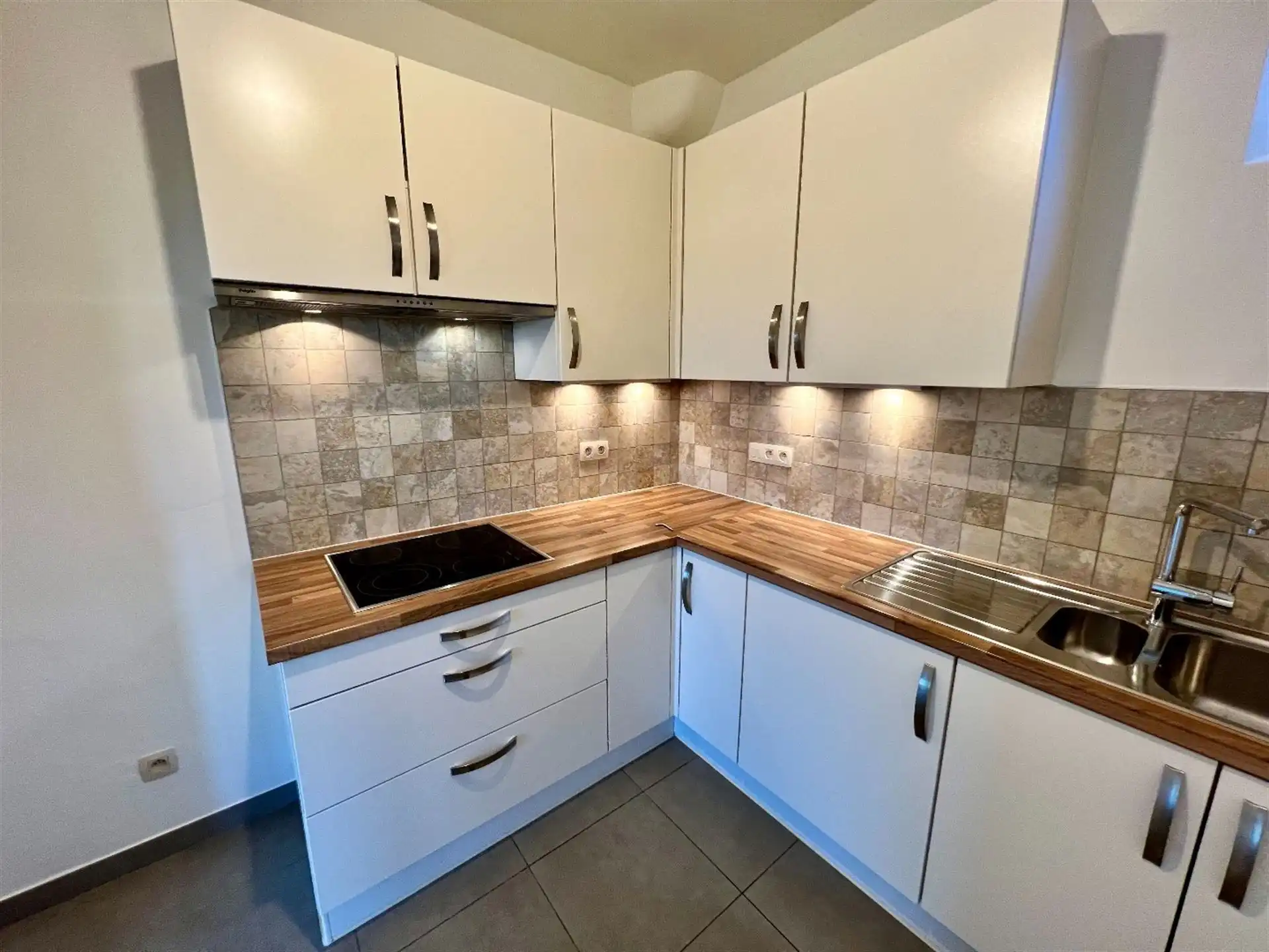 Ruim duplex-appartement met 1 slpk en bew. opp. van 70 m² op centrale ligging te Lier! foto 6