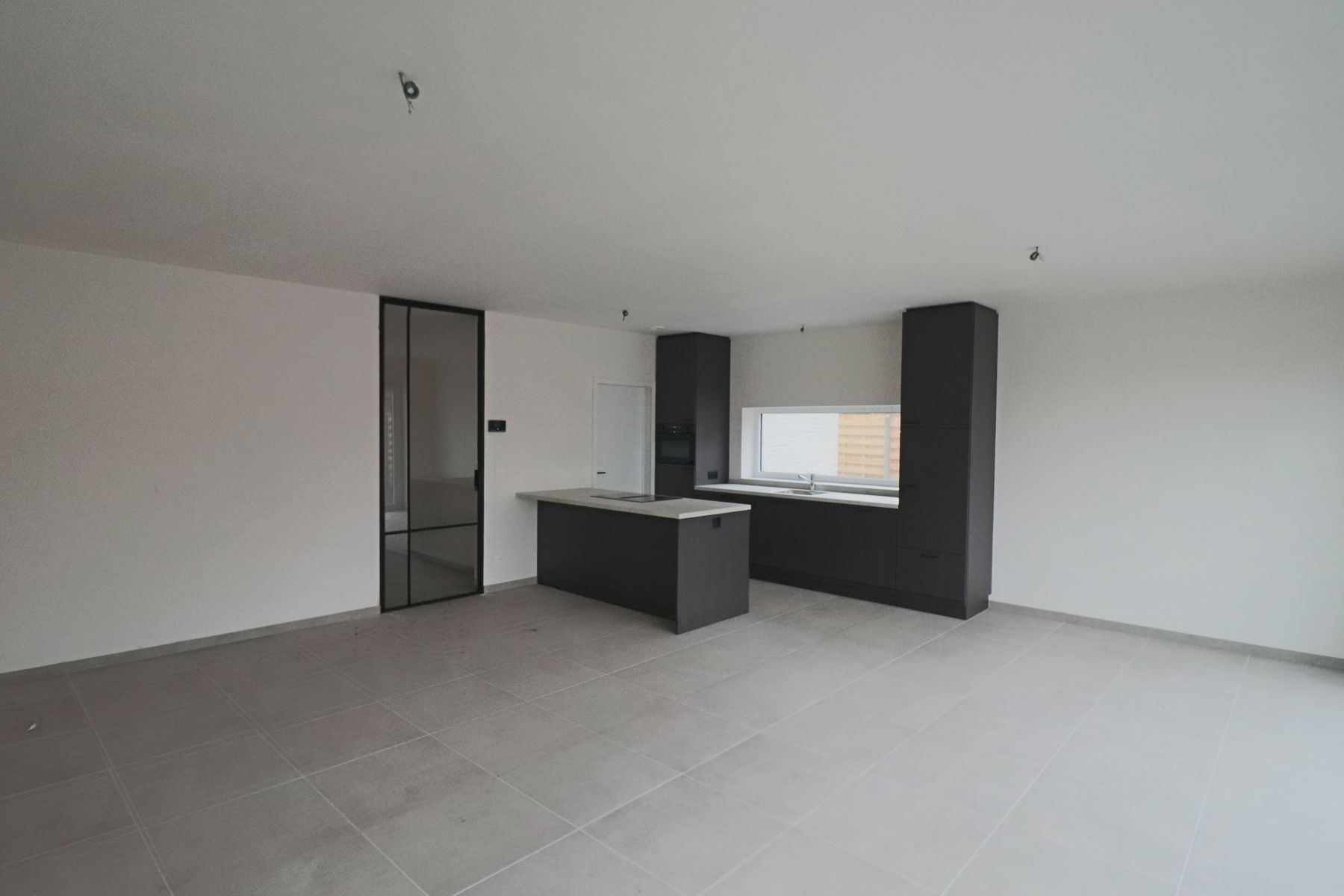 Halfopen woning met 3 slaapkamers en inpandige garage op perceel van ca 505 m² foto 7