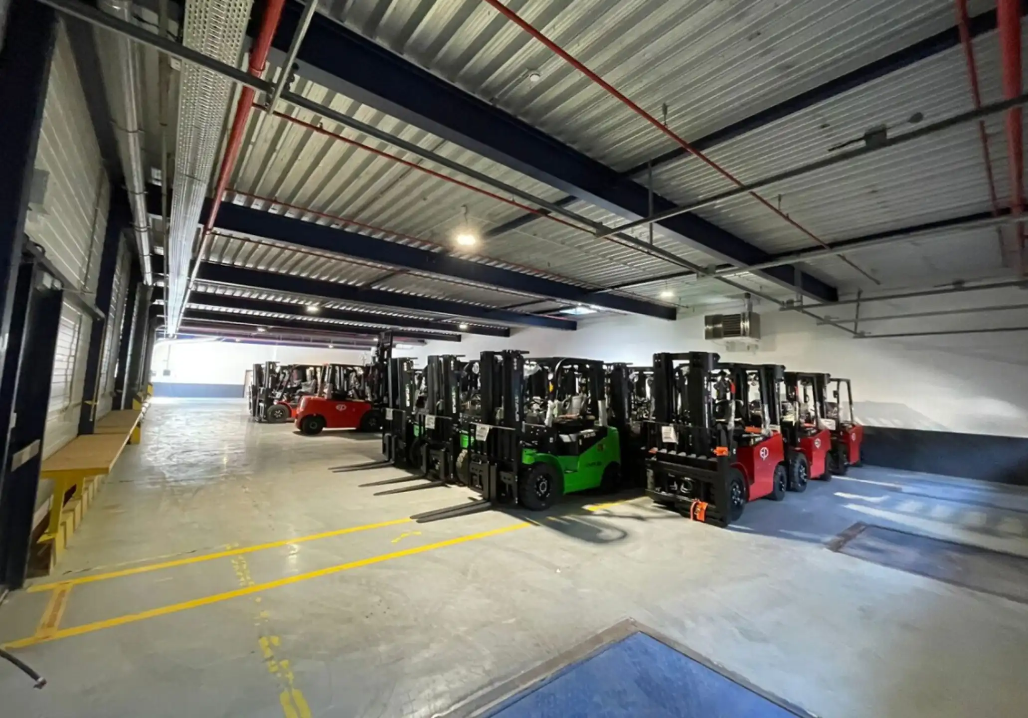 Logistieke ruimte met laadkades te huur te Beersel foto 3