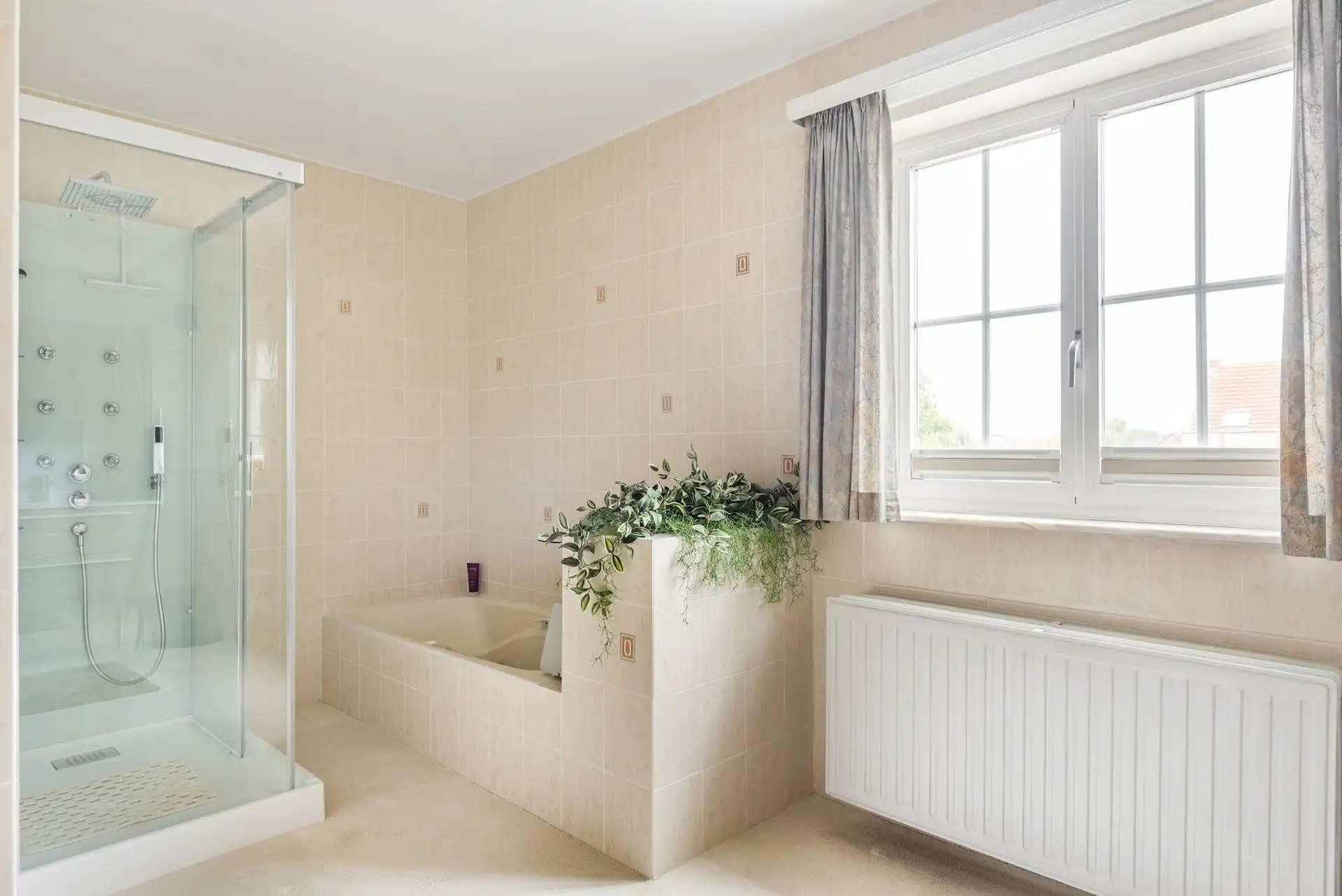 GELIJKVLOERS KANTOOR MET WONING foto 22