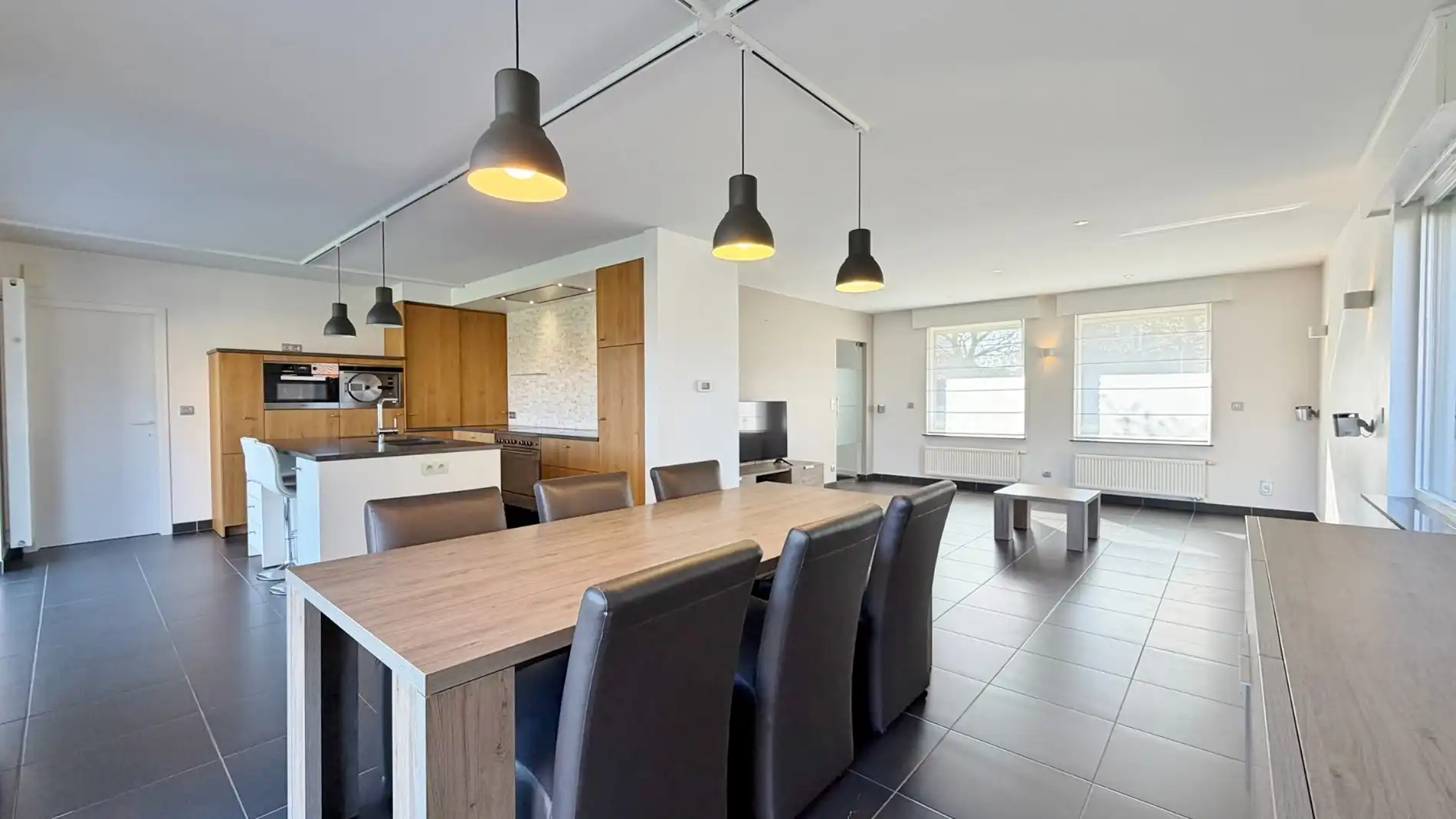 Ruime, zeer goed onderhouden villa met prachtige tuin in rustige doodlopende straat. foto 4