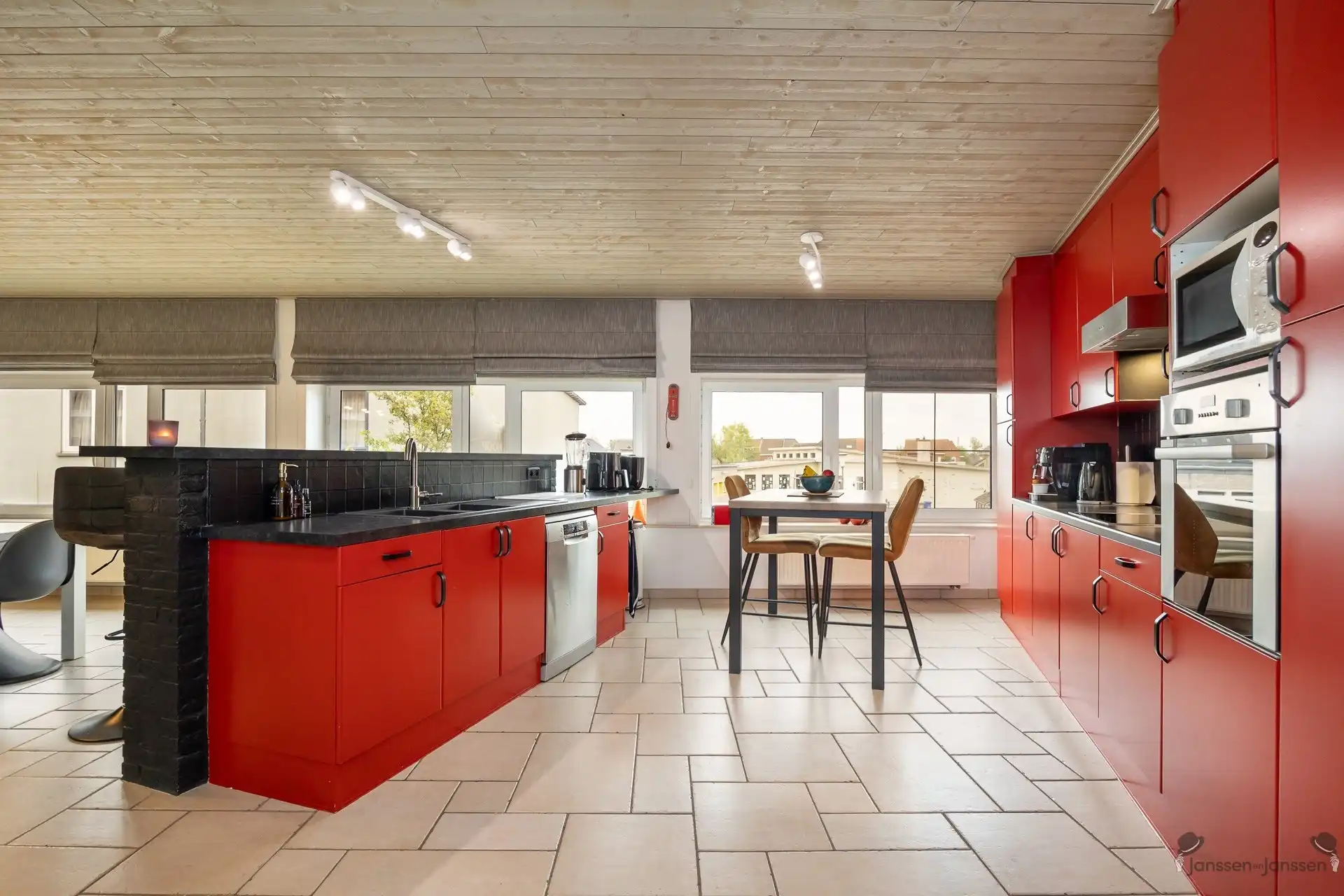 Ruime woonst met tuin en terras foto 12