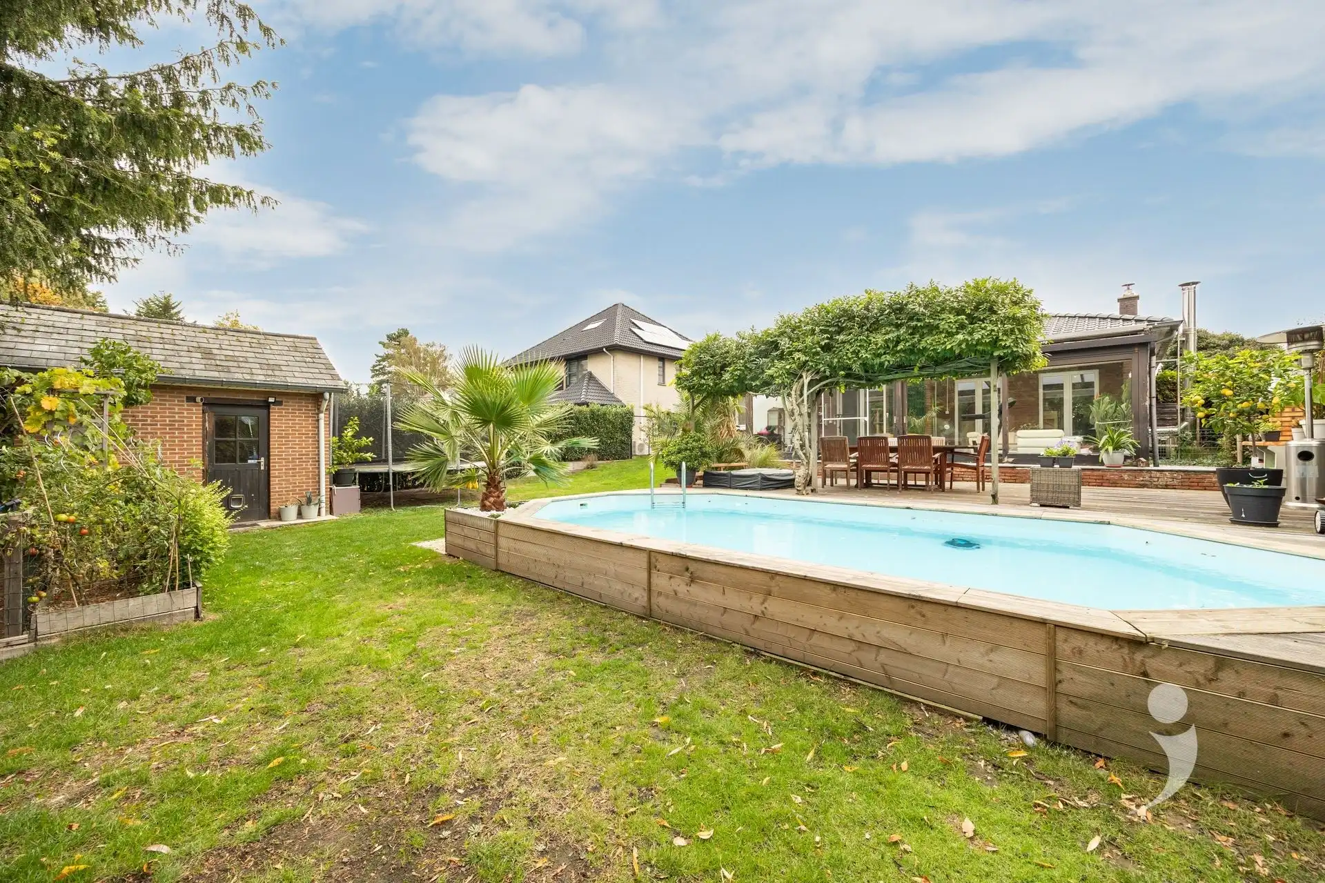 Gerenoveerde bungalow met zwembad in een rustige woonwijk foto 30