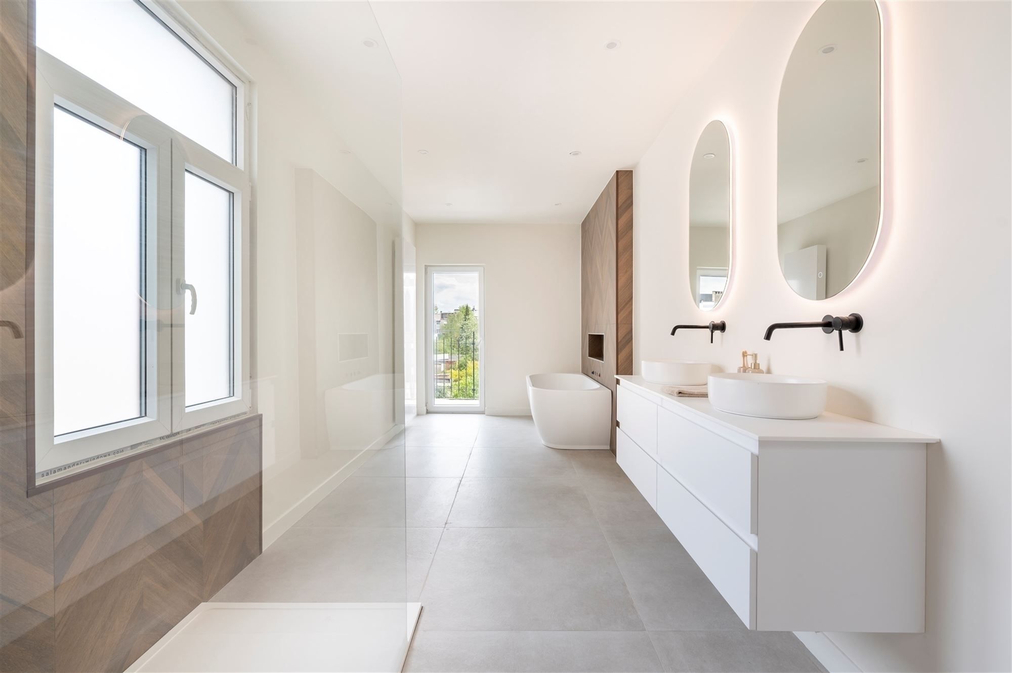 Ruime gerenoveerde woning met tuin foto 26