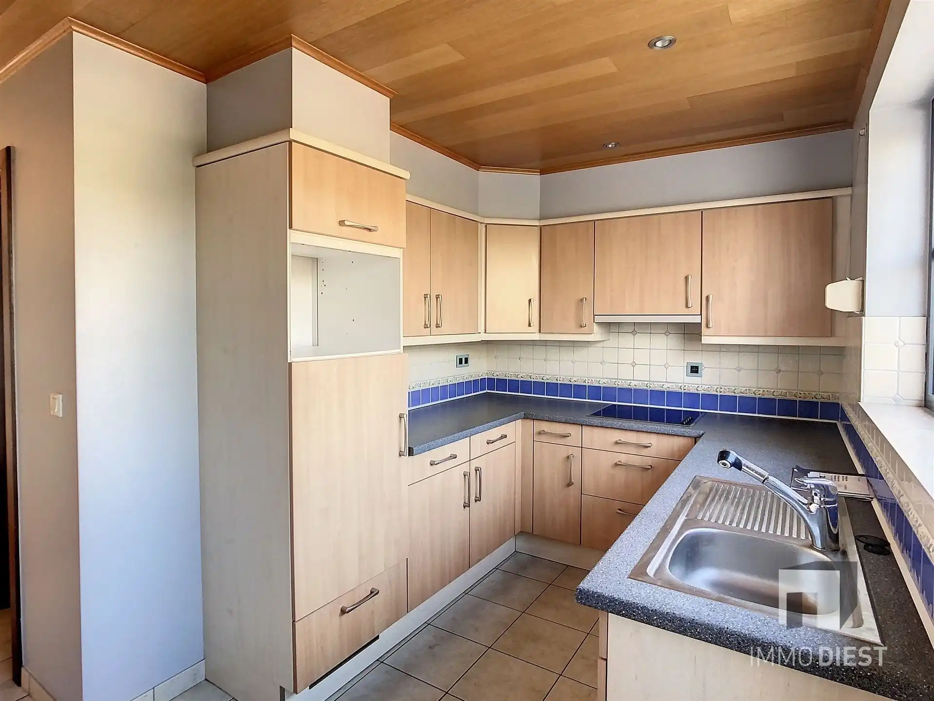 Duplexappartement met 2 slaapkamers, ruim terras en overdekte autostaanplaats in hartje Zichem. foto 6