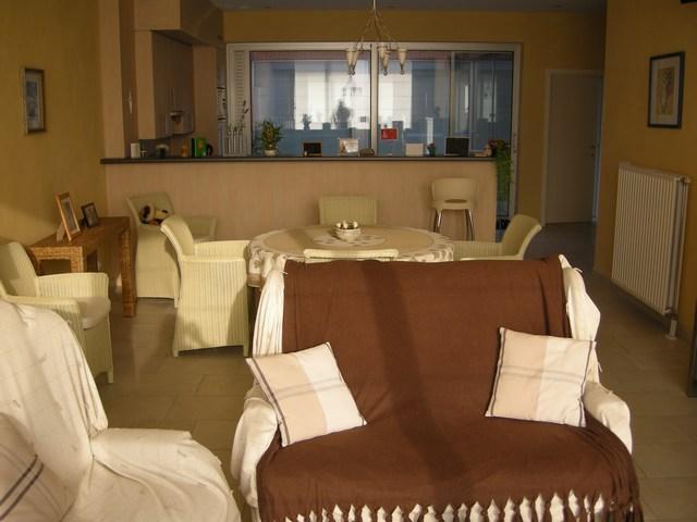Ruim appartement met 2 slaapkamers gelegen op het gelijkvloers. foto {{pictureIndex}}
