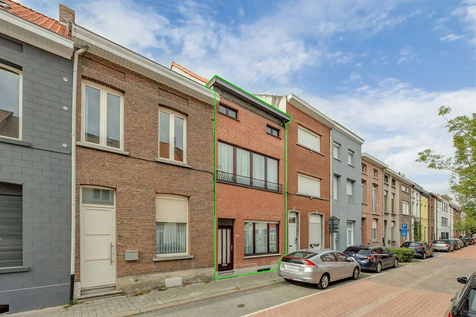 Gezinswoning met drie slaapkamers, tuin en garage foto {{pictureIndex}}
