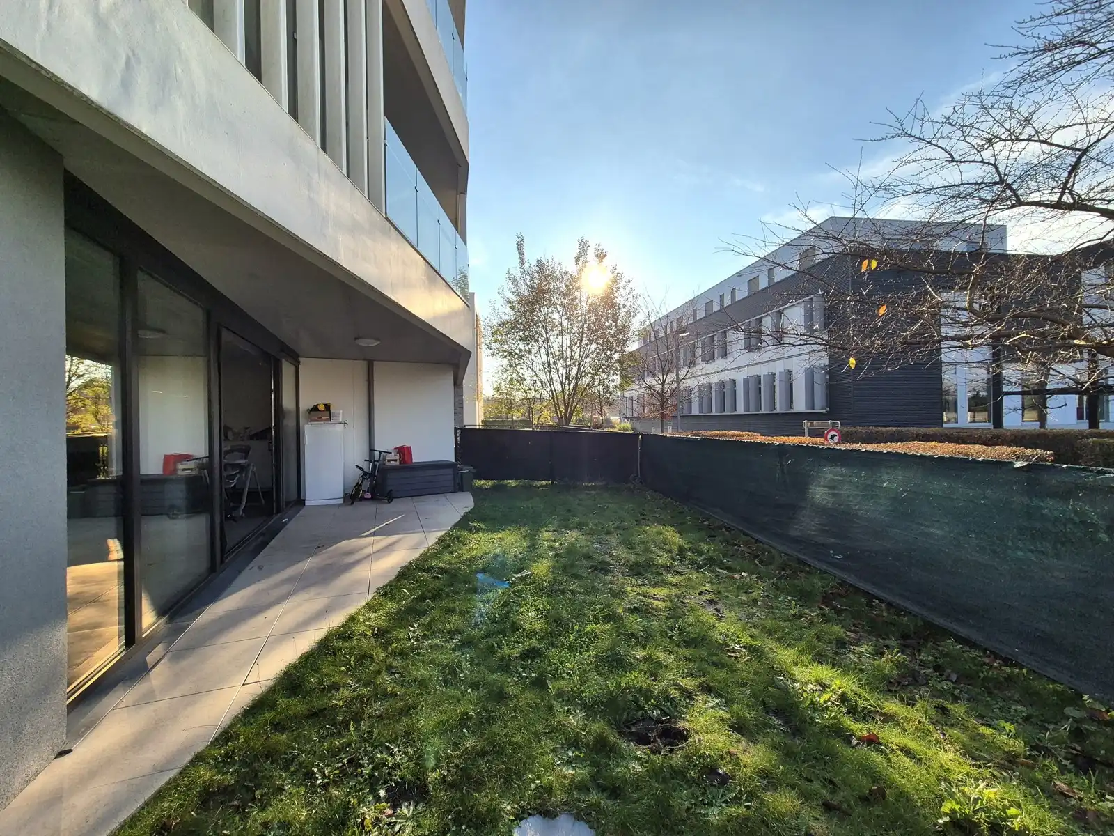 Grote glaspartij naar tuin/terras + recent esthetisch gebouw foto 7