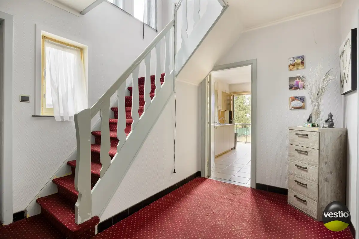 Ruime te renoveren woning met 3 slaapkamers op vlot bereikbare ligging (Genkersteenweg). foto 3