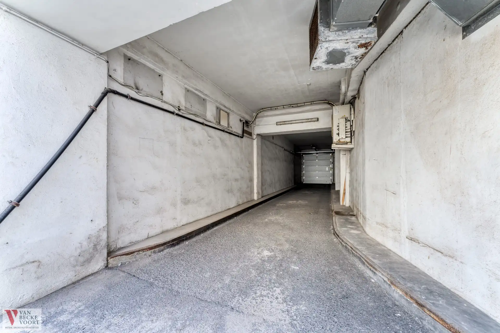 Handelsgelijkvloers 217m² + 6 autostandplaatsen foto 15