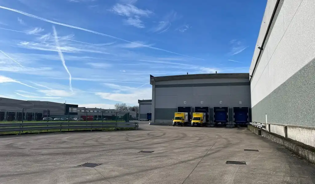 Logistieke loodsen met laadkades vlakbij R42 in Sint-Niklaas foto 16