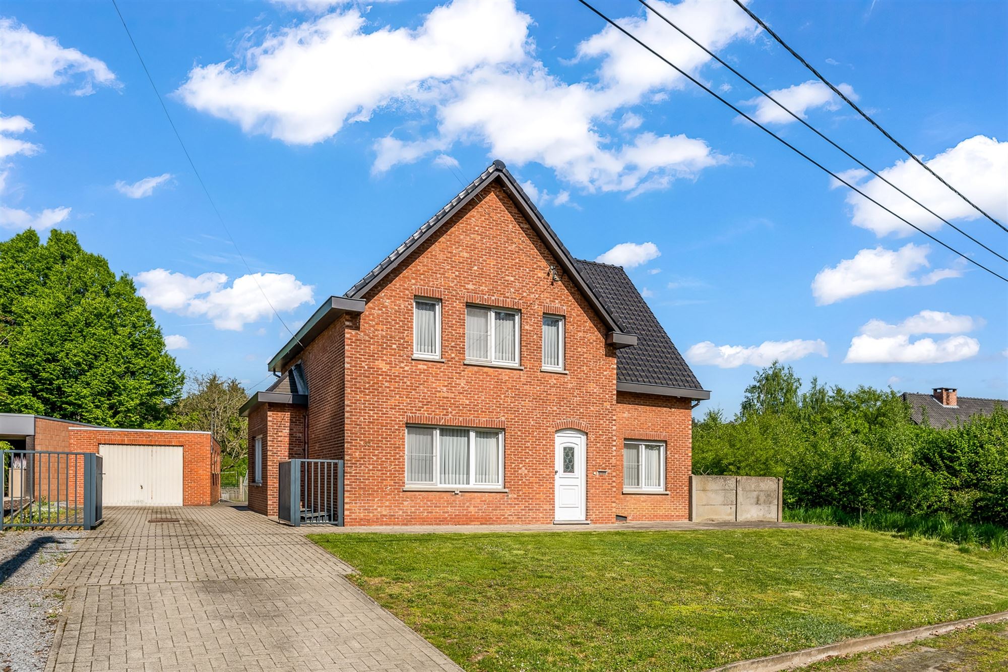 Hoofdfoto van de publicatie: OP TE FRISSEN WONING MET 4 SLAAPKAMERS RUSTIG GELEGEN OP EEN UITGESTREKT PERCEEL VAN 16A75CA TE HAM