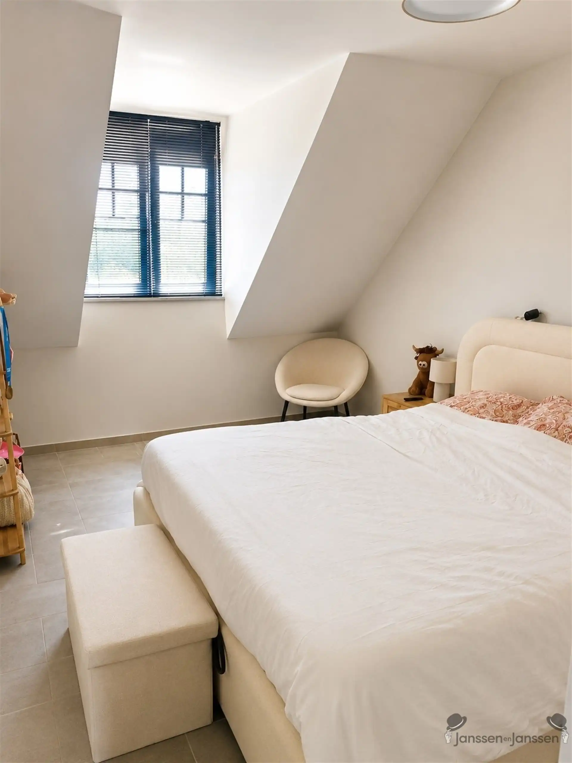 Dak appartement( 101m²) met 2 slaapkamers, terras, ondergrondse staanplaats met berging, centrum Gelrode. foto 8