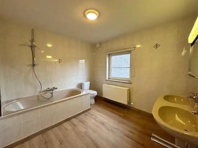 Een nette, comfortabele  gezinswoning met 3 slaapkamers, garage en tuin. foto 15