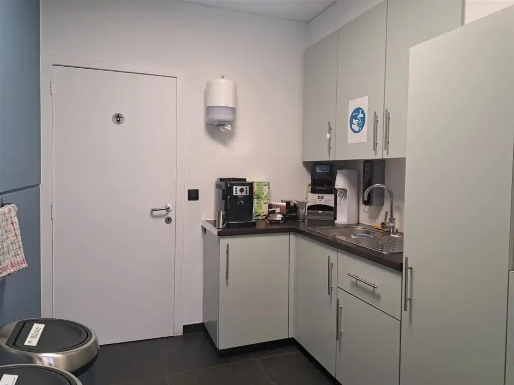 Kmo unit met 8 parkeerplaatsen en instapklare kantoren foto 11