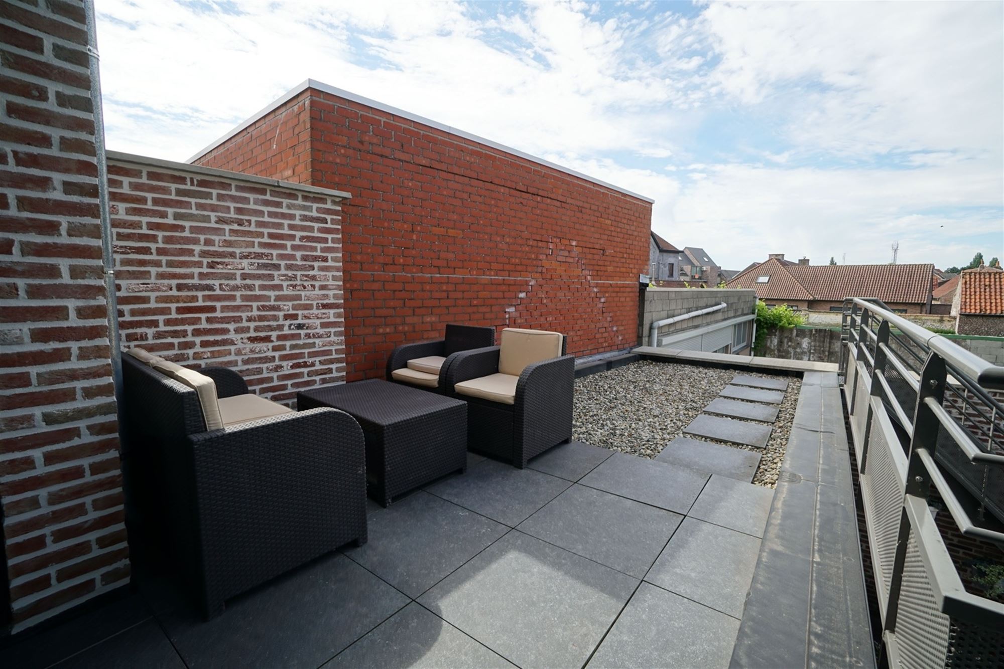 Prachtig  2-slpk appartement met lift, ruim zonnig terras en garage in centrum Oosteeklo foto 17