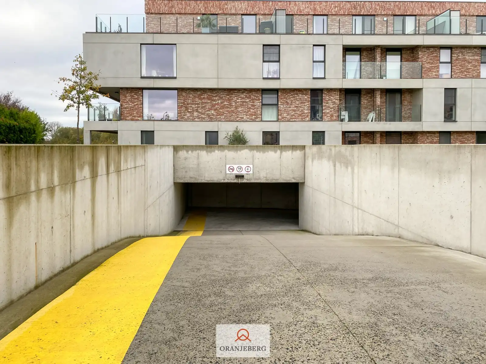 Ruime autostaanplaats te huur in afgesloten parkeergarage nabij Gent centrum foto 3