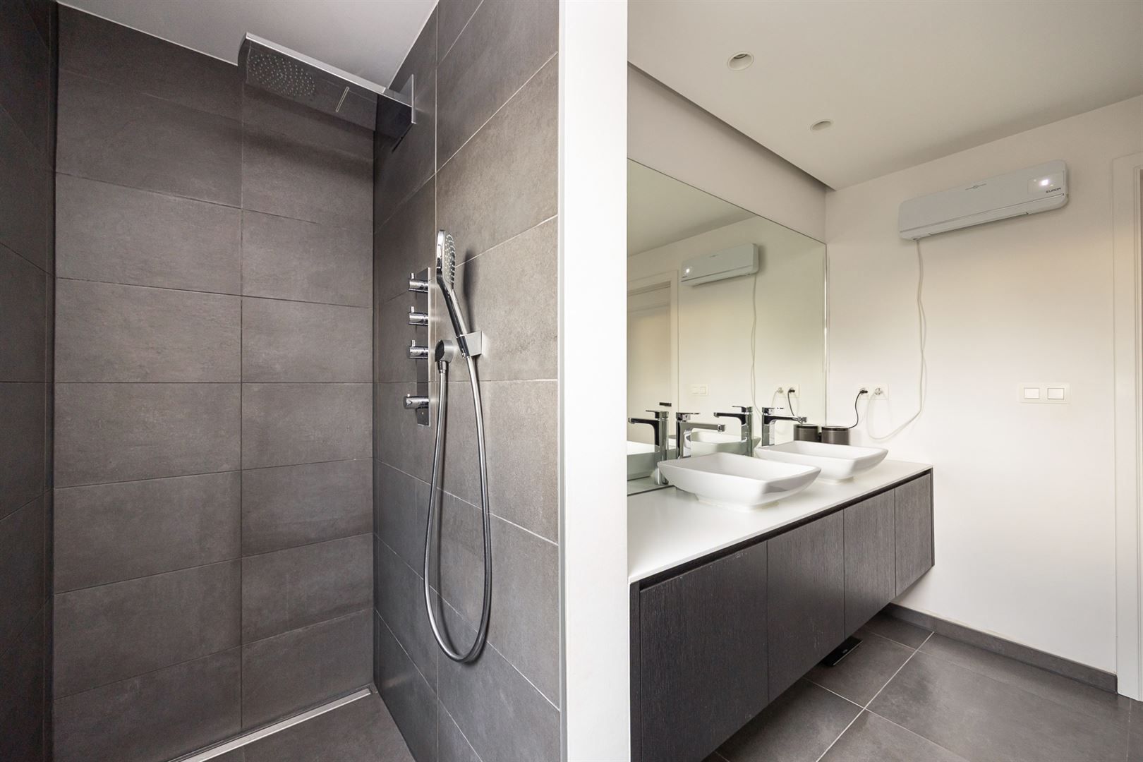 Ruime en sfeervolle OB te Heist-centrum! foto 18