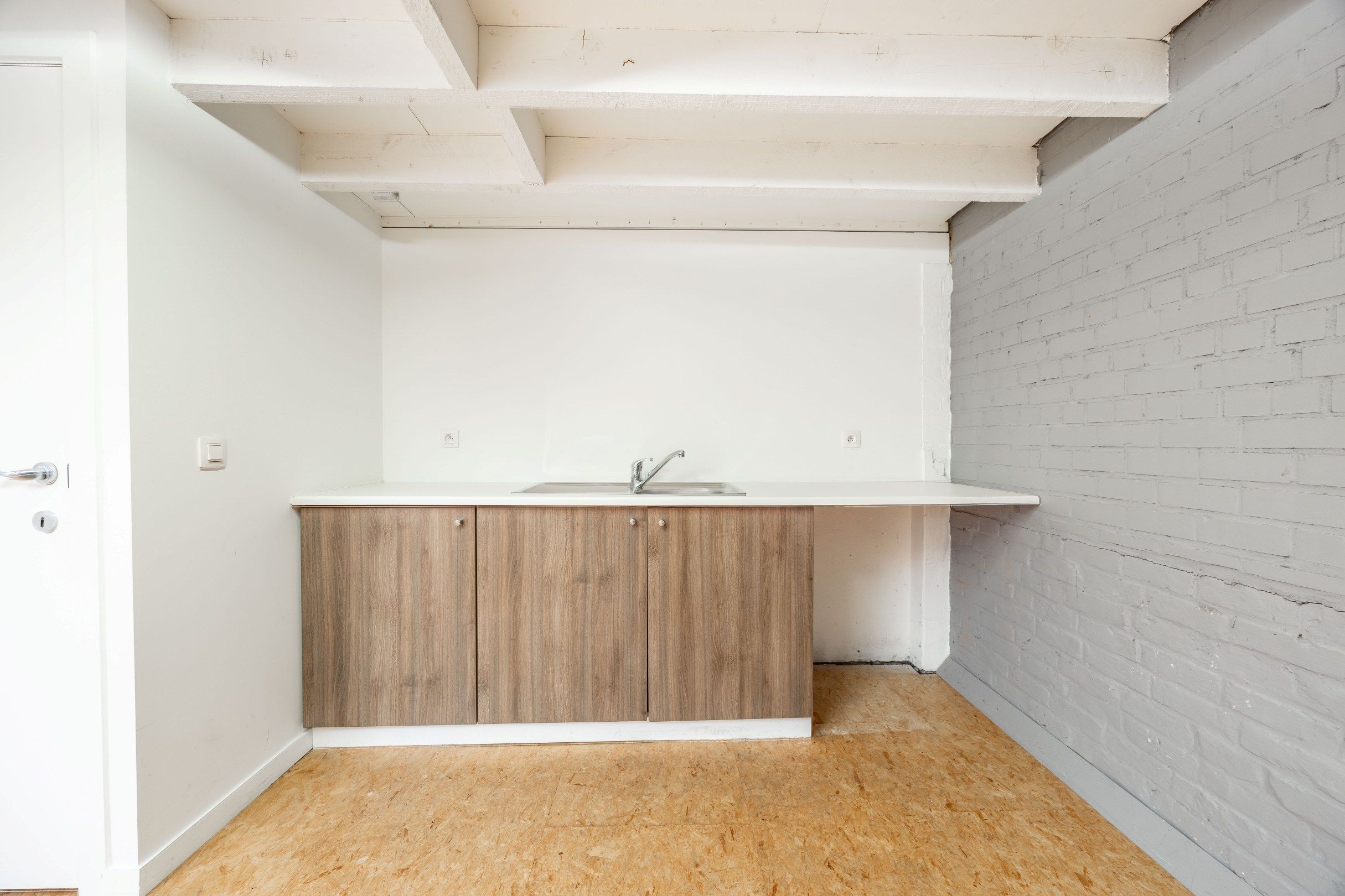 CENTRAAL GELEGEN HANDELSPAND MET TAL VAN MOGELIJKHEDEN IN ZWEVEGEM! foto 9