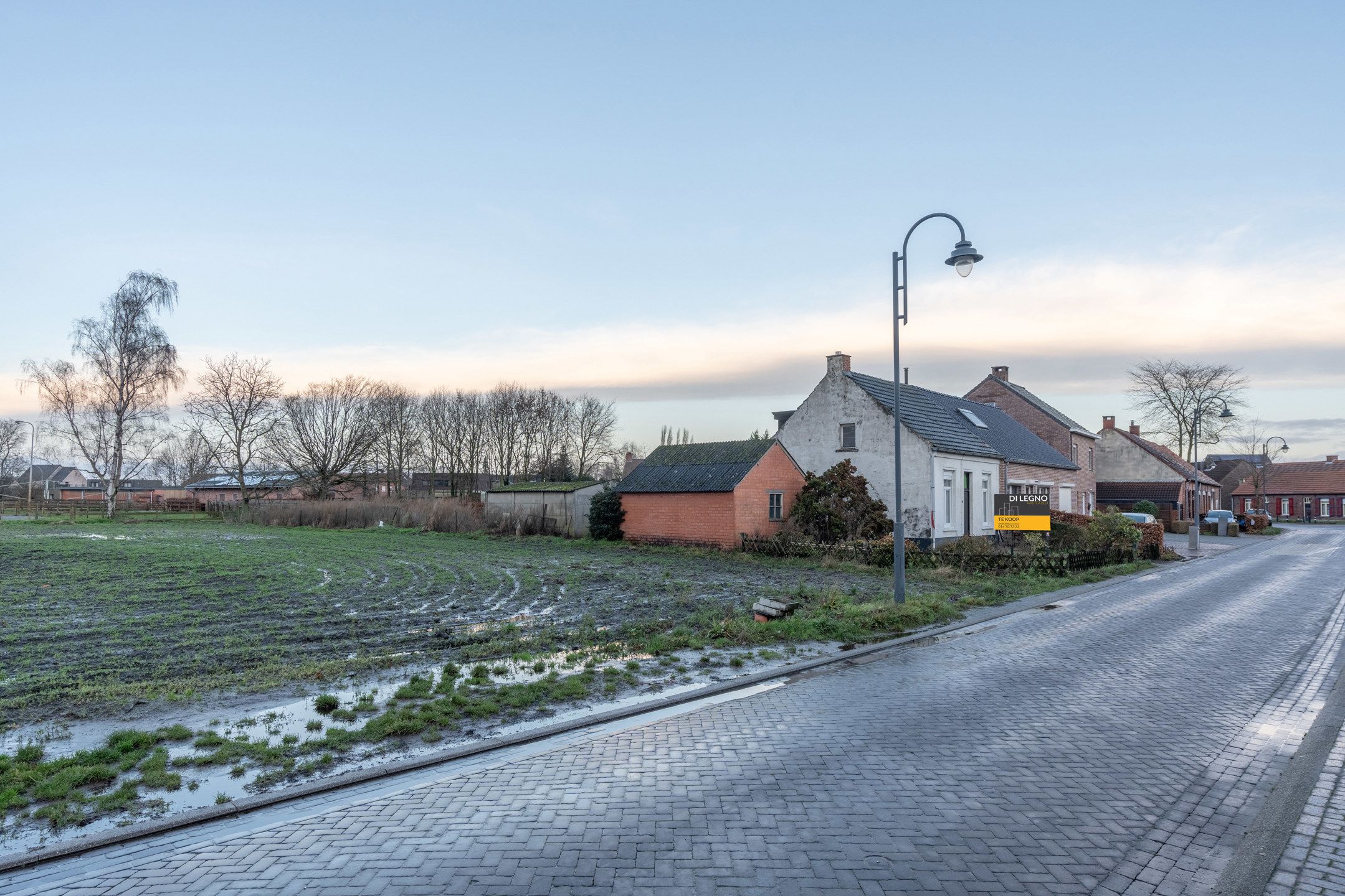 Bouwgrond op mooi perceel van 720 m² op het westen foto 4