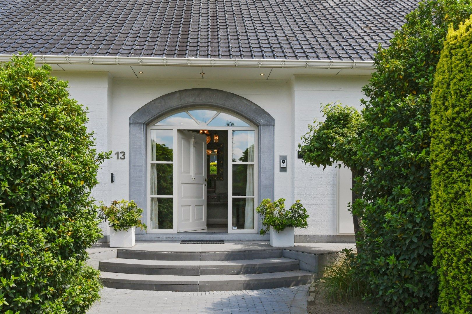 Exclusieve villa met zwembad, poolhouse en royale leefruimtes foto 2