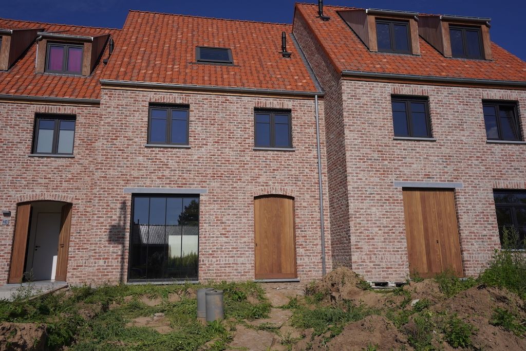 We verkopen de middelste! Toffe rijwoning met grote tuin foto 1