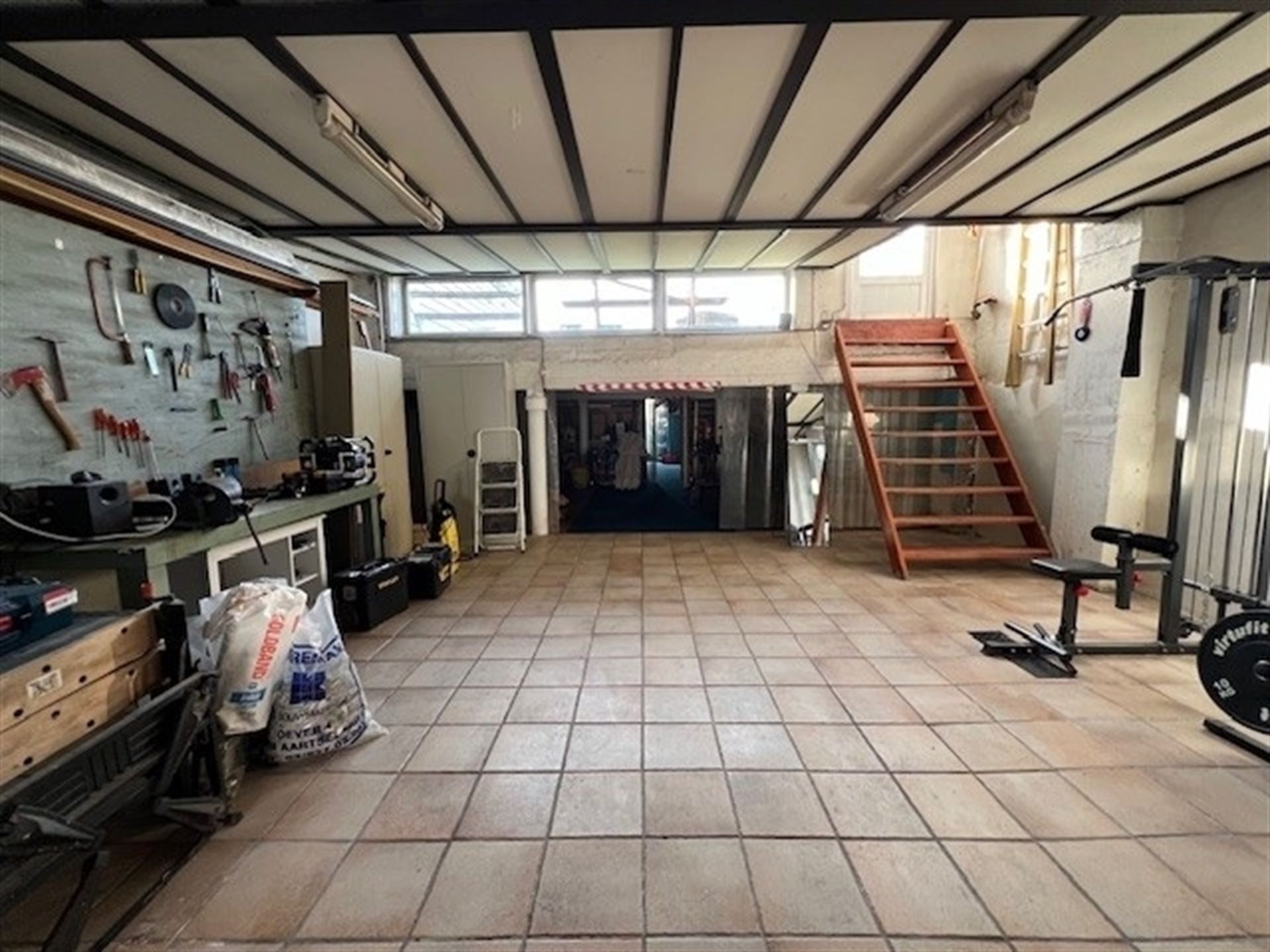 Bel-etage woning met ruime garage  en 2 badkamers! foto 11