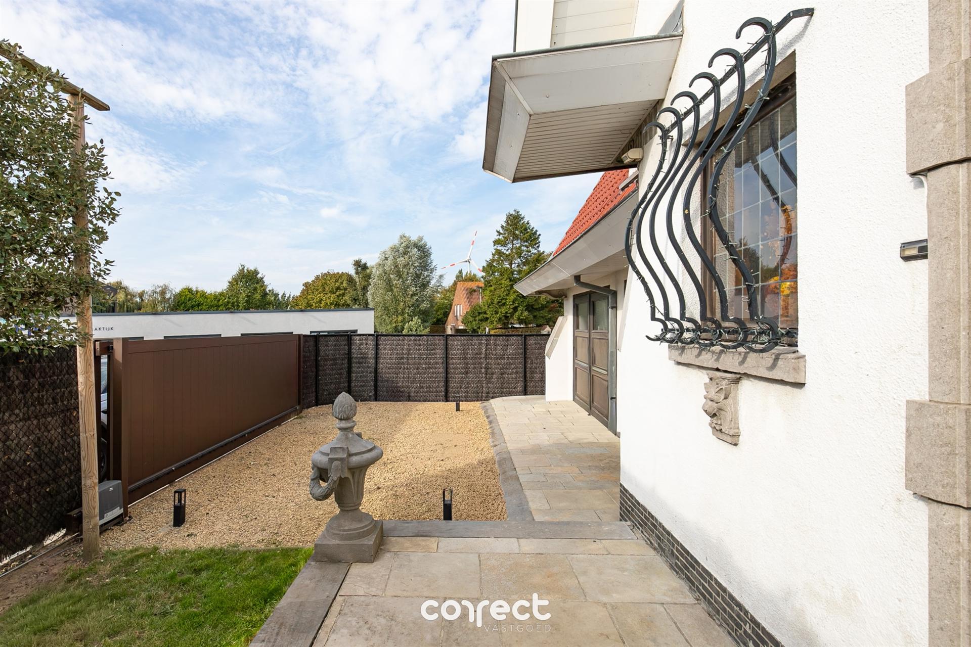 Authentieke villa op een royaal perceel, prachtige tuin met buitenzwembad en bijgebouwen. foto 4