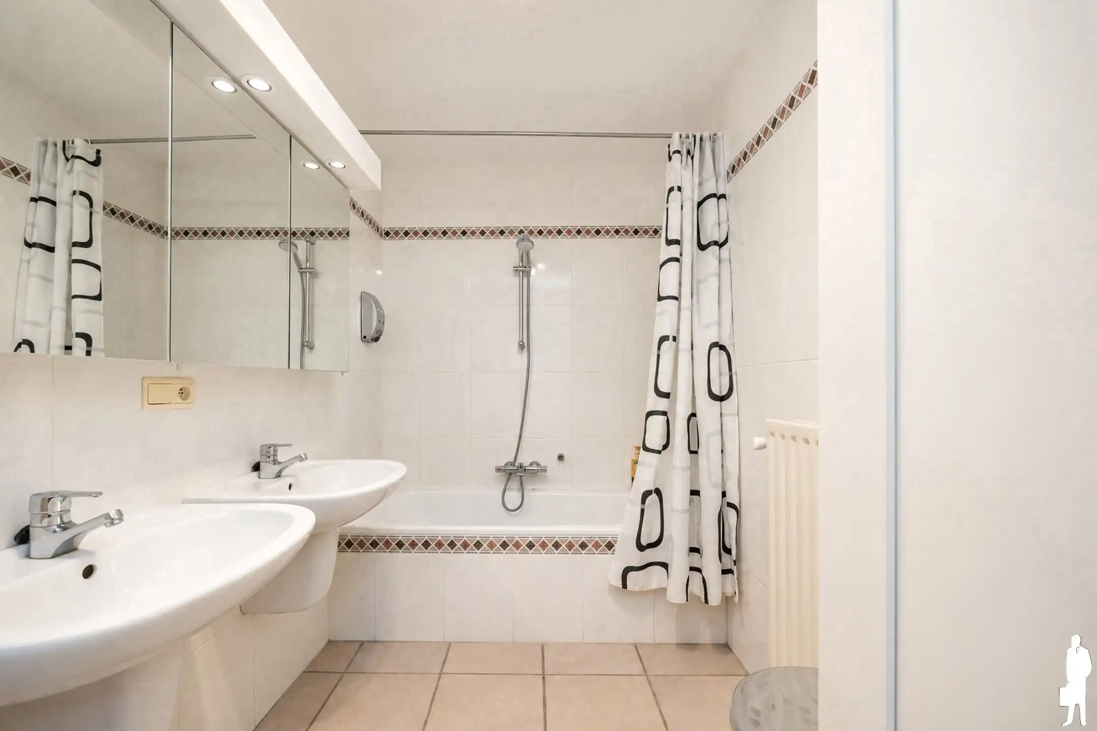 Ruim appartement met terras & garage te Burcht  foto 6