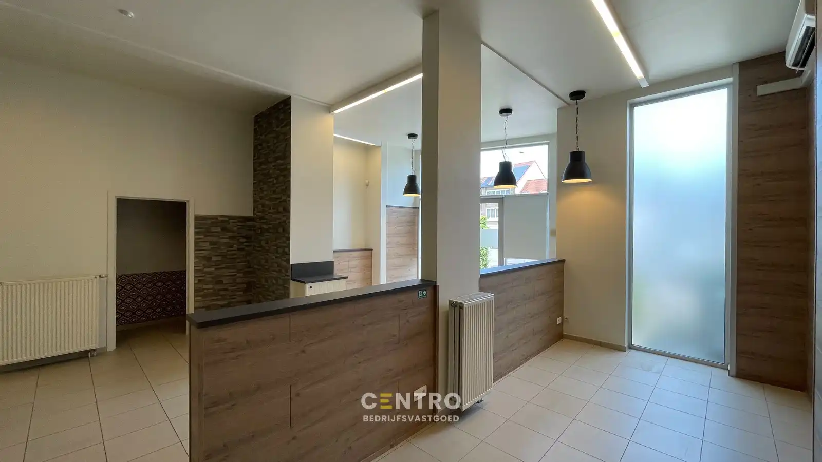 Instapklare & goed geïsoleerde KANTOORRUIMTE met ruime KELDER te huur, langs een strategische invalsweg van Brugge centrum. foto 6