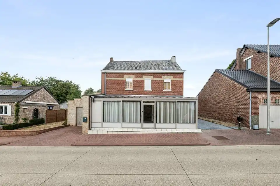 Hoofdfoto van de publicatie: VERRASSEND RUIME GEZINSWONING MET 3 SLKS IN MONTENAKEN