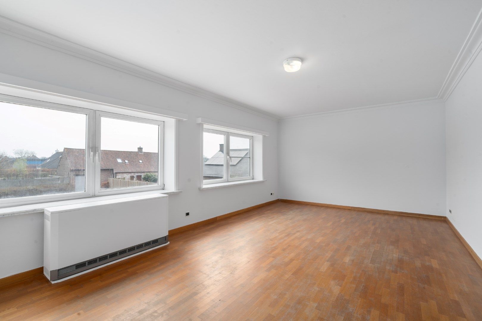 Magazijn met kantoren en conciërgewoning foto 17