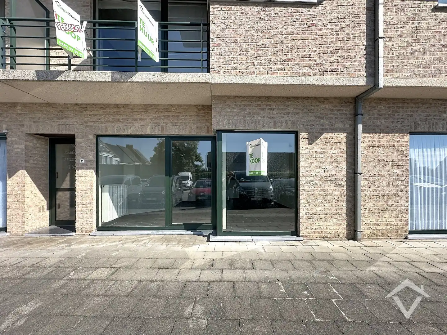 Instapklaar gelijkvloers appartement met twee slaapkamers, terras en ondergrondse parkeerplaats.  foto 3